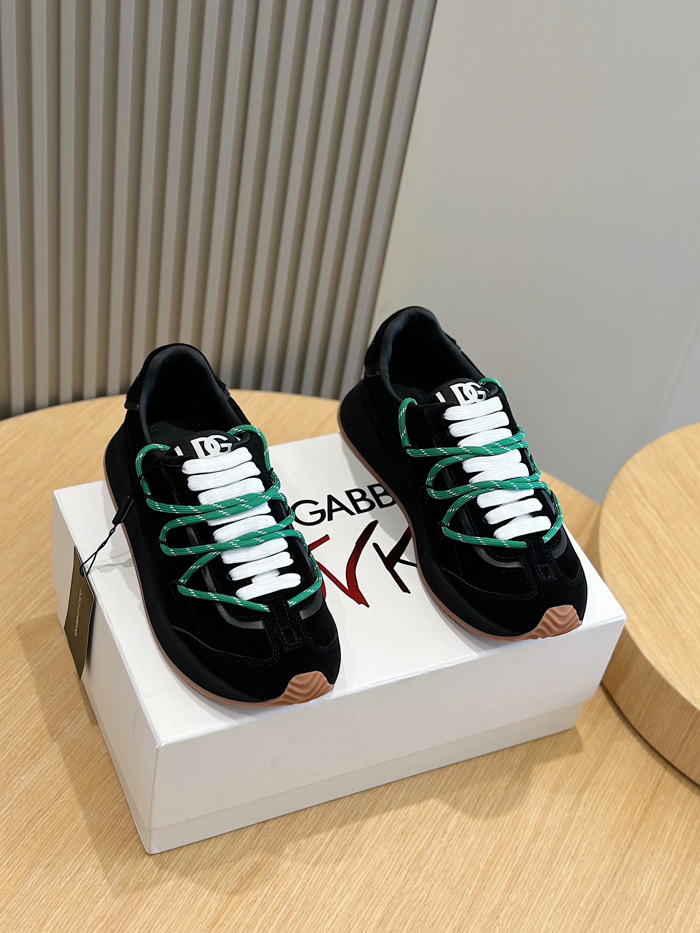 Dolce Gabbana DG Runner suede sneakersNew DG Runner suede sneakers with ultra-lightweight upper embellished with calfskin detailsDry modern shoesDouble laces for characterDGRunner suede sneakers: micro-injection molded Dolce&Gabbana logoFlat lace-up heel with column lace-up - DG logo Tongue-tagged calf leather insoleRubber insole with logoSize:39-44 (38.45 customized)P800-High-fashion factory