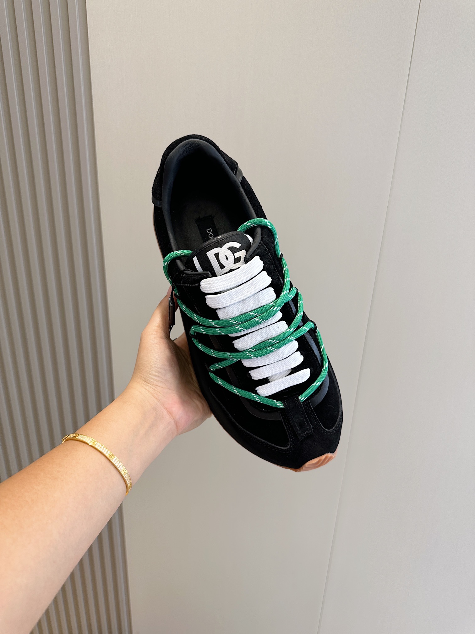 Dolce Gabbana DG Runner suede sneakersNew DG Runner suede sneakers with ultra-lightweight upper embellished with calfskin detailsDry modern shoesDouble laces for characterDGRunner suede sneakers: micro-injection molded Dolce&Gabbana logoFlat lace-up heel with column lace-up - DG logo Tongue-tagged calf leather insoleRubber insole with logoSize:39-44 (38.45 customized)P800-High-fashion factory