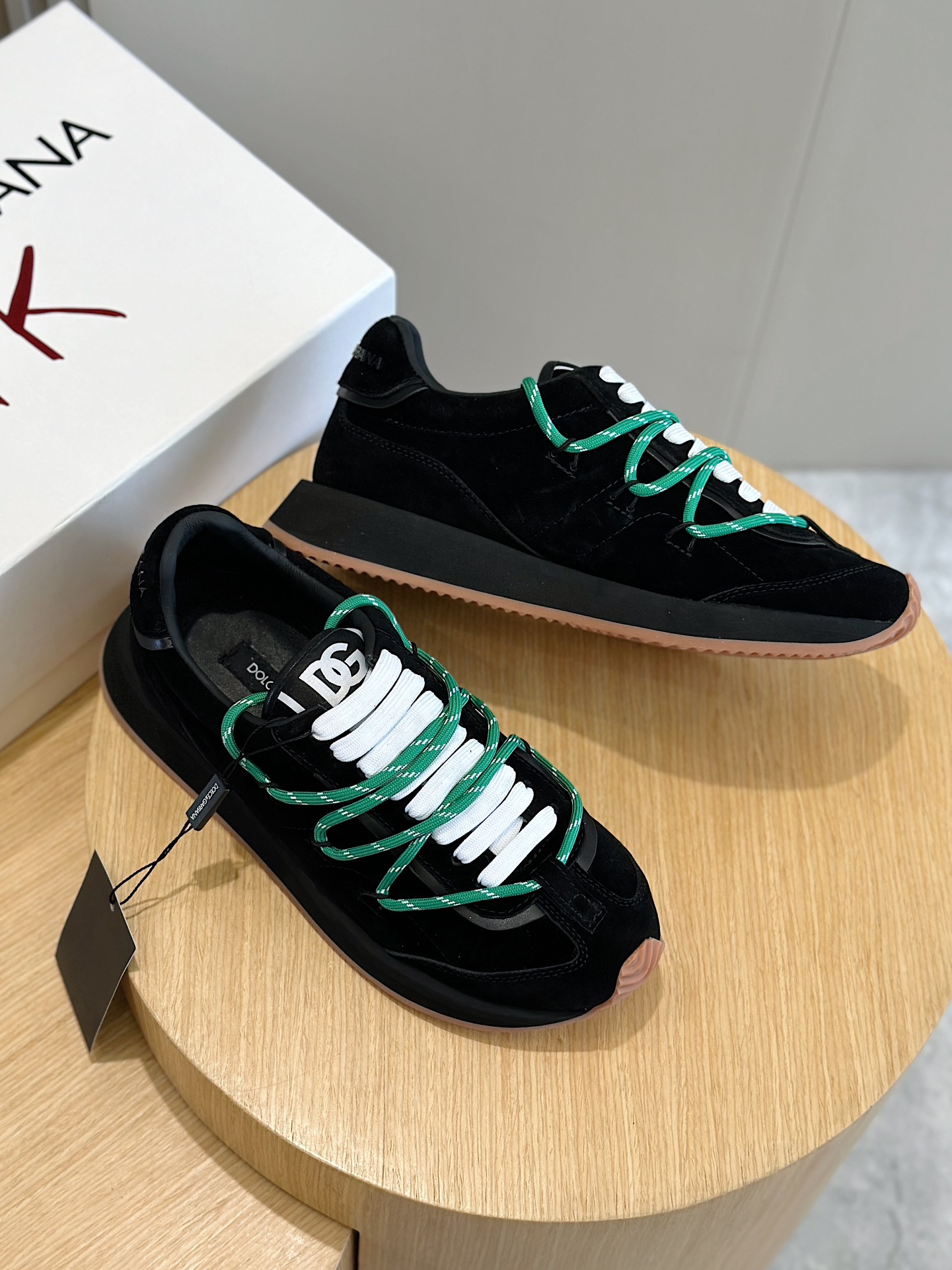 Dolce Gabbana DG Runner suede sneakersNew DG Runner suede sneakers with ultra-lightweight upper embellished with calfskin detailsDry modern shoesDouble laces for characterDGRunner suede sneakers: micro-injection molded Dolce&Gabbana logoFlat lace-up heel with column lace-up - DG logo Tongue-tagged calf leather insoleRubber insole with logoSize:39-44 (38.45 customized)P800-High-fashion factory