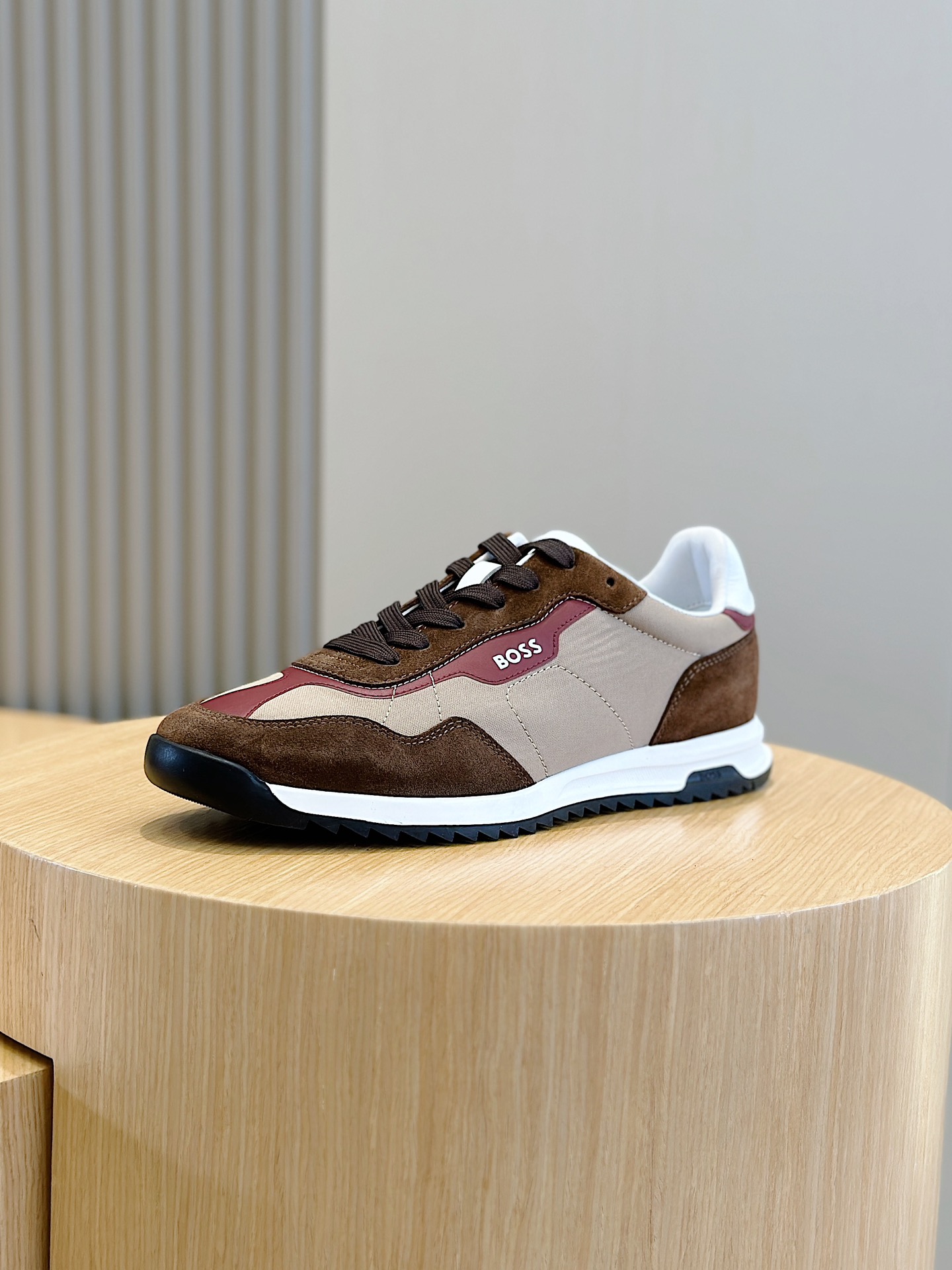 Boss Boss Men's Suede SneakerFreedom of ExpressionBreaking FreeWhat piece can conquer the modern city street? These suede-embellished textured fabric lace-up sneakers come out of nowhere with a simple, sharp, stylish design equipped with incoherent functionalityImported suede with textured fabricCowhide leather liningRubber outsoleSize:39-44 (38.45 made to order)P720-High-fashion factory