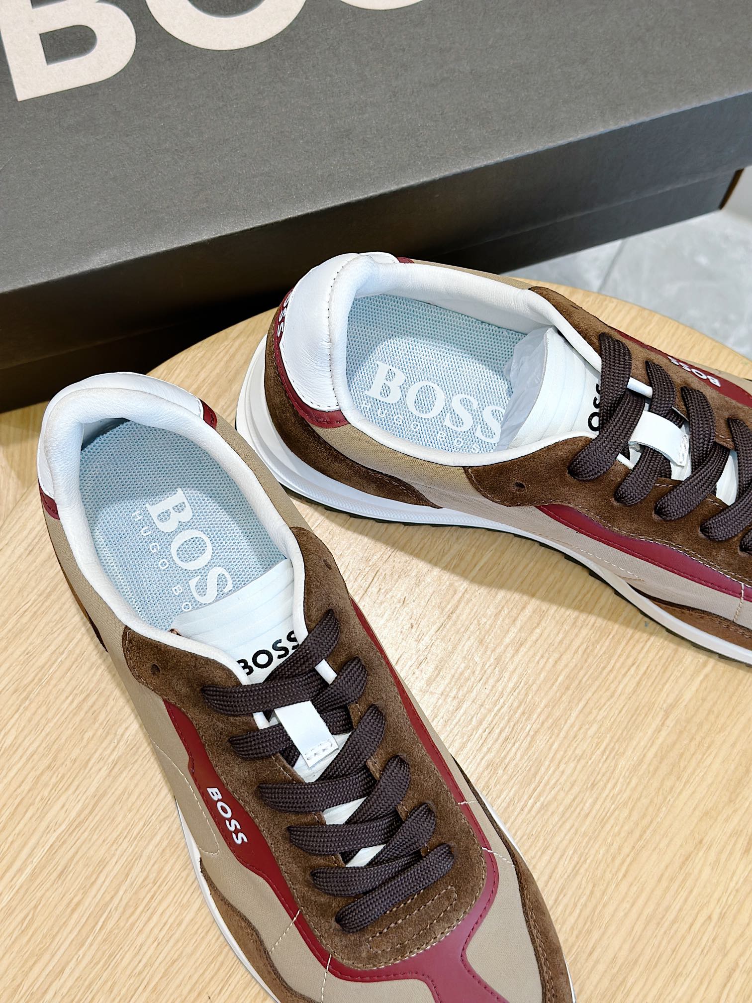 Boss Boss Men's Suede SneakerFreedom of ExpressionBreaking FreeWhat piece can conquer the modern city street? These suede-embellished textured fabric lace-up sneakers come out of nowhere with a simple, sharp, stylish design equipped with incoherent functionalityImported suede with textured fabricCowhide leather liningRubber outsoleSize:39-44 (38.45 made to order)P720-High-fashion factory