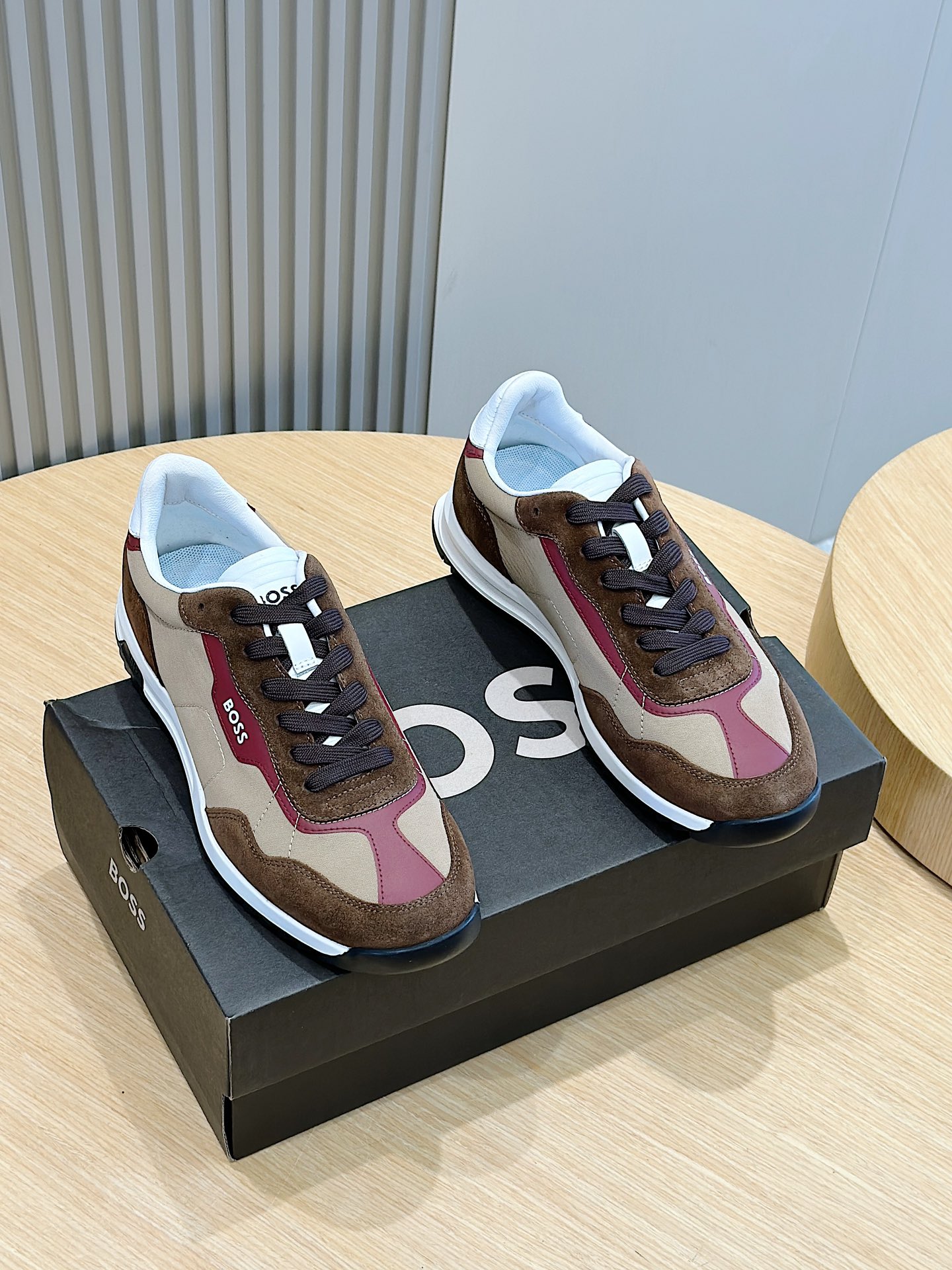 Boss Boss Men's Suede SneakerFreedom of ExpressionBreaking FreeWhat piece can conquer the modern city street? These suede-embellished textured fabric lace-up sneakers come out of nowhere with a simple, sharp, stylish design equipped with incoherent functionalityImported suede with textured fabricCowhide leather liningRubber outsoleSize:39-44 (38.45 made to order)P720-High-fashion factory