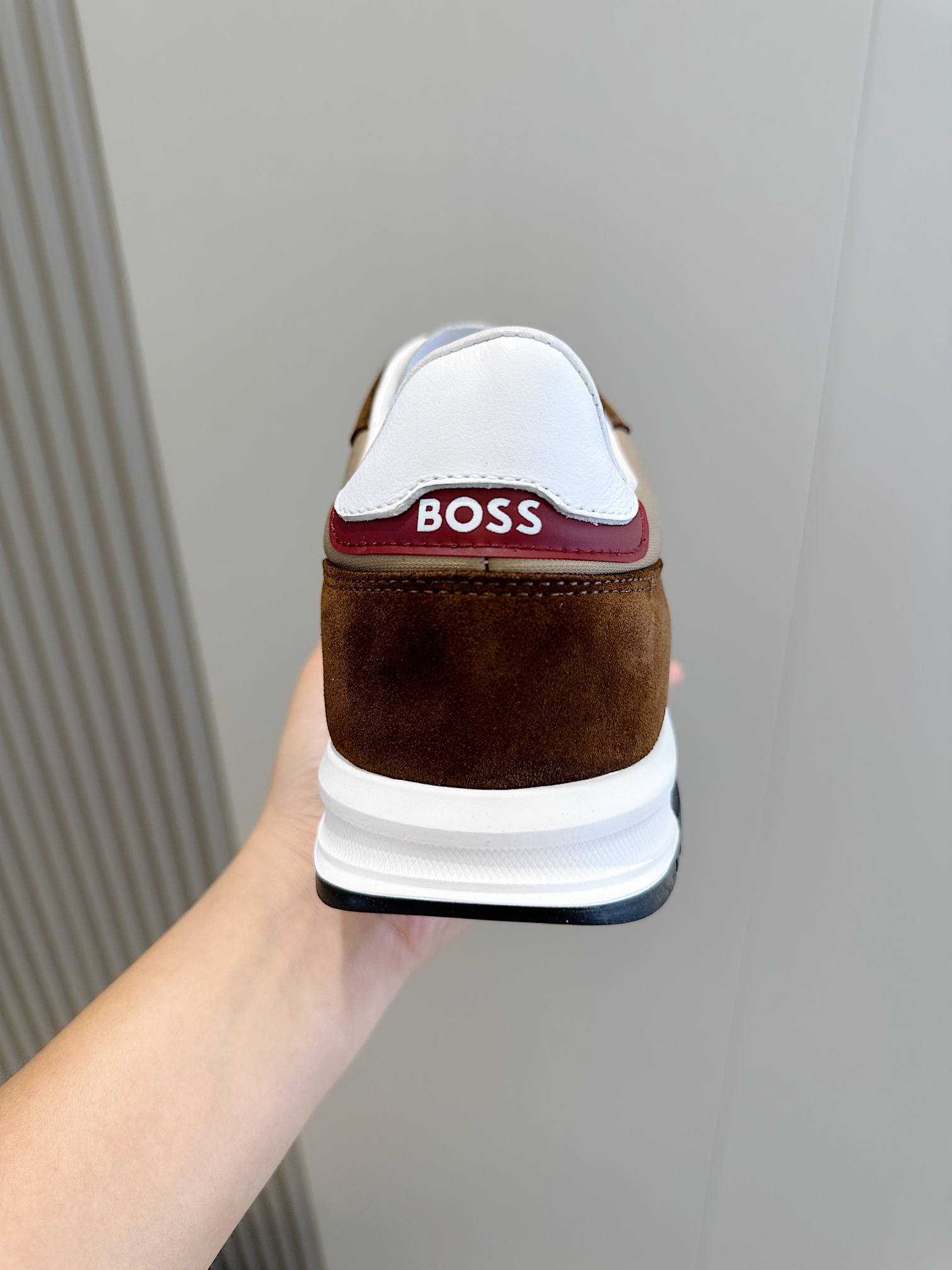 Boss Boss Men's Suede SneakerFreedom of ExpressionBreaking FreeWhat piece can conquer the modern city street? These suede-embellished textured fabric lace-up sneakers come out of nowhere with a simple, sharp, stylish design equipped with incoherent functionalityImported suede with textured fabricCowhide leather liningRubber outsoleSize:39-44 (38.45 made to order)P720-High-fashion factory