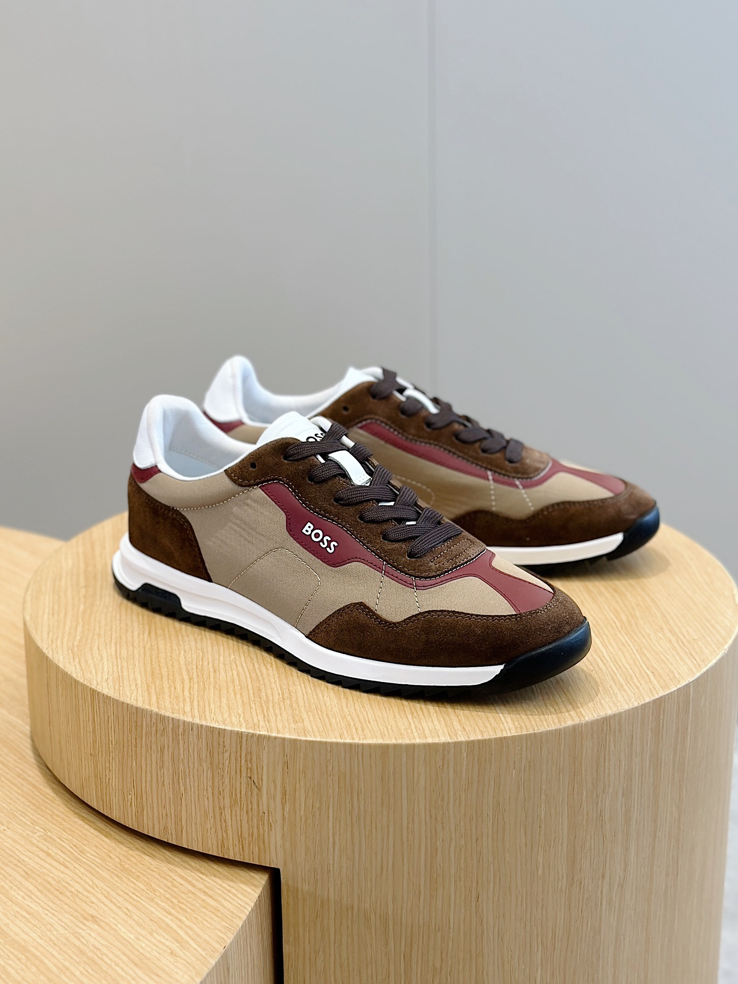 Boss Boss Men's Suede SneakerFreedom of ExpressionBreaking FreeWhat piece can conquer the modern city street? These suede-embellished textured fabric lace-up sneakers come out of nowhere with a simple, sharp, stylish design equipped with incoherent functionalityImported suede with textured fabricCowhide leather liningRubber outsoleSize:39-44 (38.45 made to order)P720-High-fashion factory