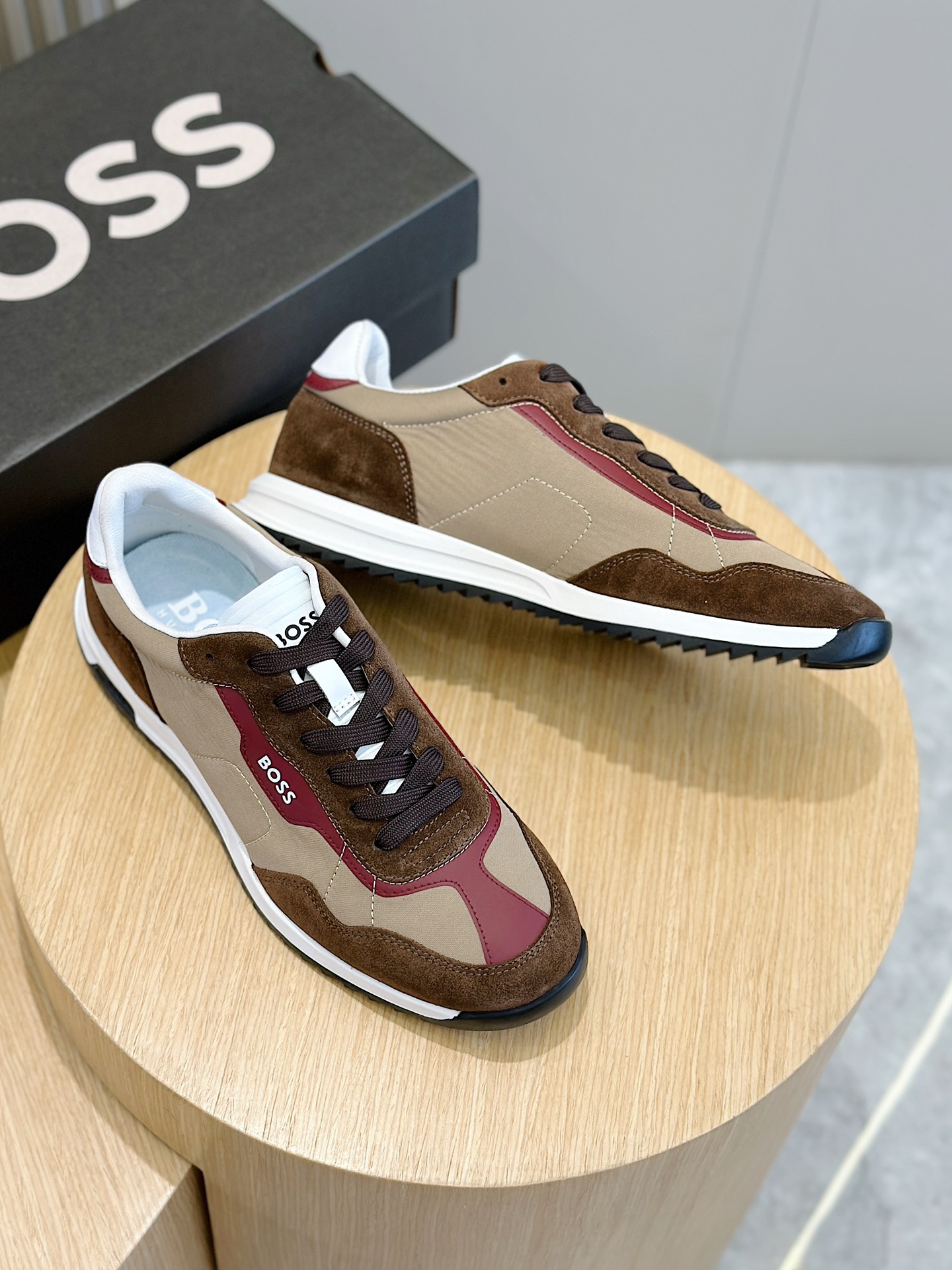 Boss Boss Men's Suede SneakerFreedom of ExpressionBreaking FreeWhat piece can conquer the modern city street? These suede-embellished textured fabric lace-up sneakers come out of nowhere with a simple, sharp, stylish design equipped with incoherent functionalityImported suede with textured fabricCowhide leather liningRubber outsoleSize:39-44 (38.45 made to order)P720-High-fashion factory