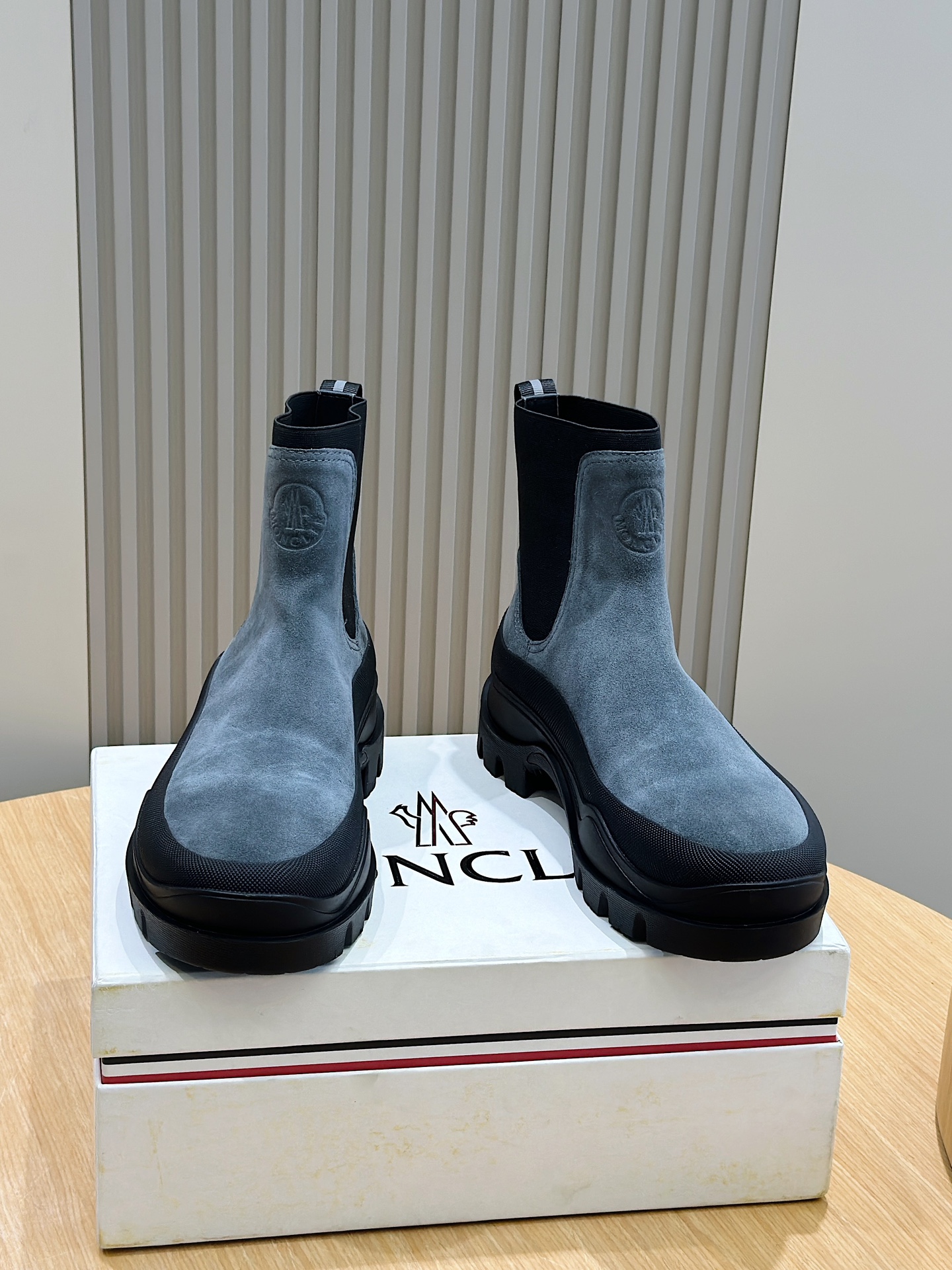 NO:558043,Moncler men's high-top Martin shoes reinterpret the brand's mountaineering tradition and inject urban aesthetic style into classic hiking boots. They are made of soft cowhide, strong and durable. Upper: imported cow suede, cowhide, cowhide lining (wool lining needs to be customized) Size: 39-44 (customized at 38.45), boots, cowhide19860909Moncler男士高帮马丁鞋 重新演绎品牌的登山传统,为经典徒步靴注入城市美学风格,采用柔软牛皮制成,结实耐穿 鞋面:进口牛反绒,牛皮,牛皮内里(羊毛里需定做） Size:39-44(38.45定做),,boots,cowhide,Men's shoes