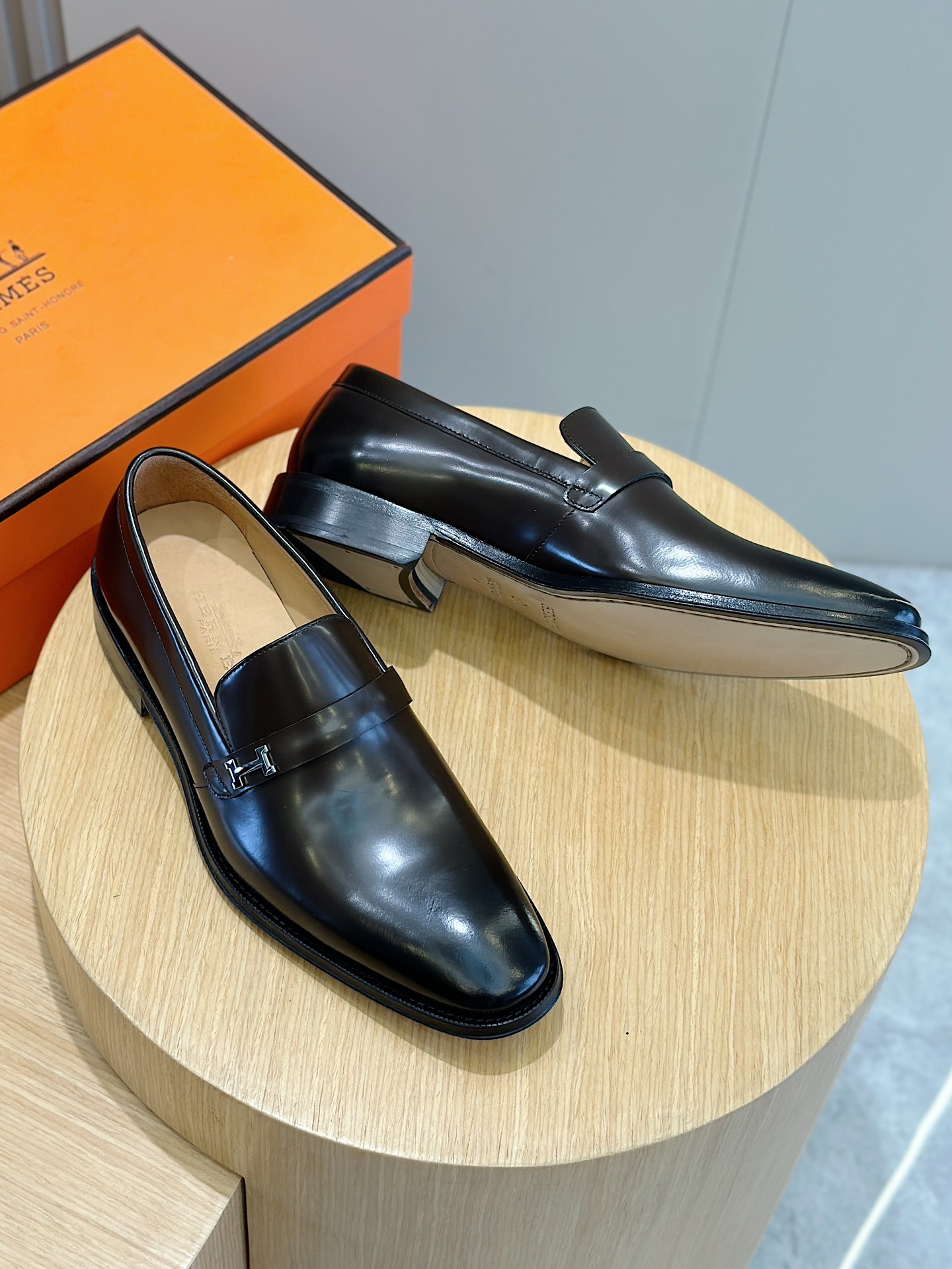 【HERMES】顶级P:520💰 Size:39-44(38.45订做） 
2025新款爱马仕拖鞋，面料牛皮，耐磨防滑橡胶大底。时尚大气 。 Hermés爱马最新乐福鞋－真皮大底
优雅绅士风格来袭，纯手工打造柔软质感与卓然色彩！让这一双鞋，带你回溯经典的重现。
进口牛皮鞋面＋牛皮内里＋真皮大底