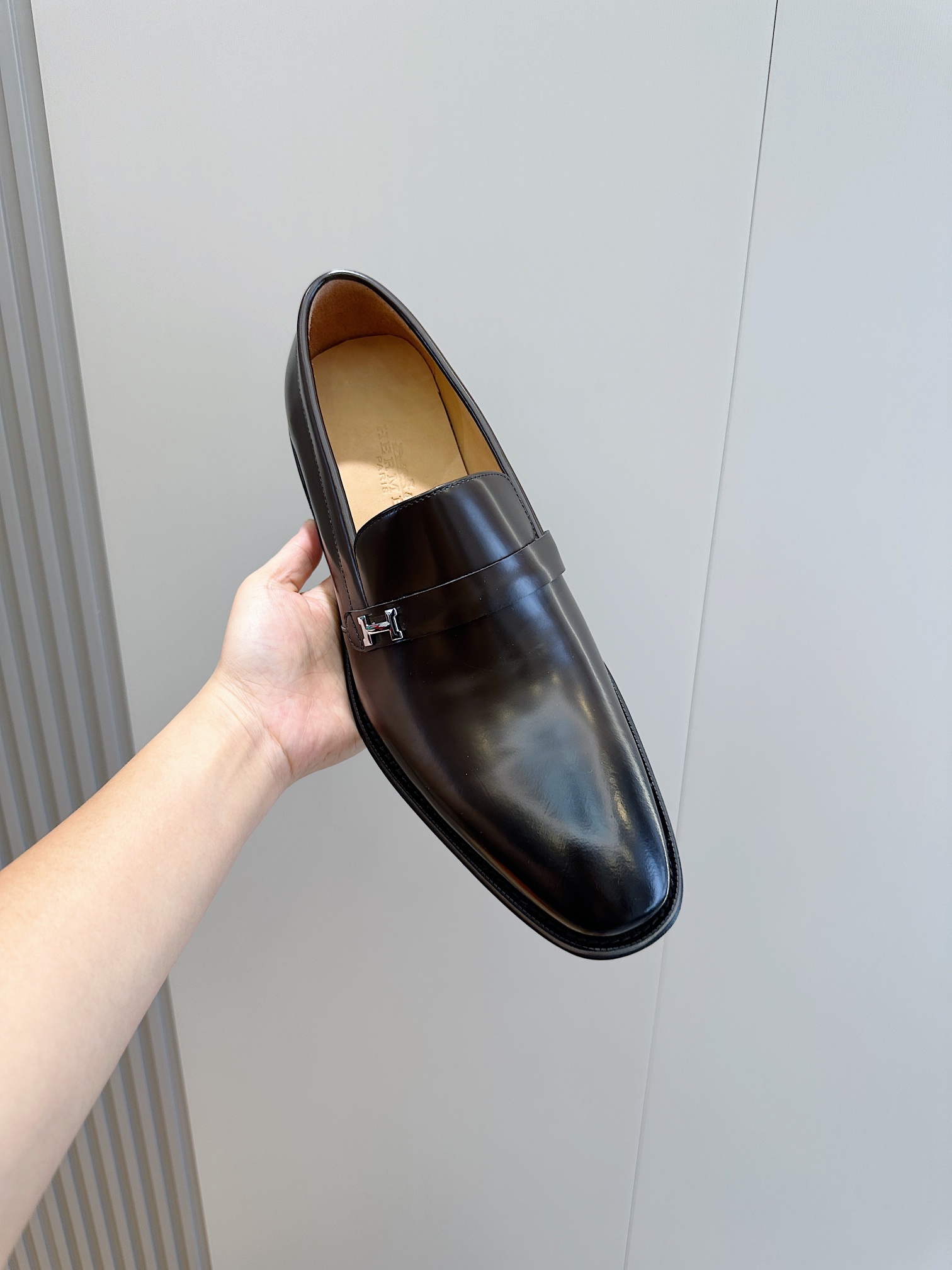 【HERMES】顶级P:520💰 Size:39-44(38.45订做） 
2025新款爱马仕拖鞋，面料牛皮，耐磨防滑橡胶大底。时尚大气 。 Hermés爱马最新乐福鞋－真皮大底
优雅绅士风格来袭，纯手工打造柔软质感与卓然色彩！让这一双鞋，带你回溯经典的重现。
进口牛皮鞋面＋牛皮内里＋真皮大底