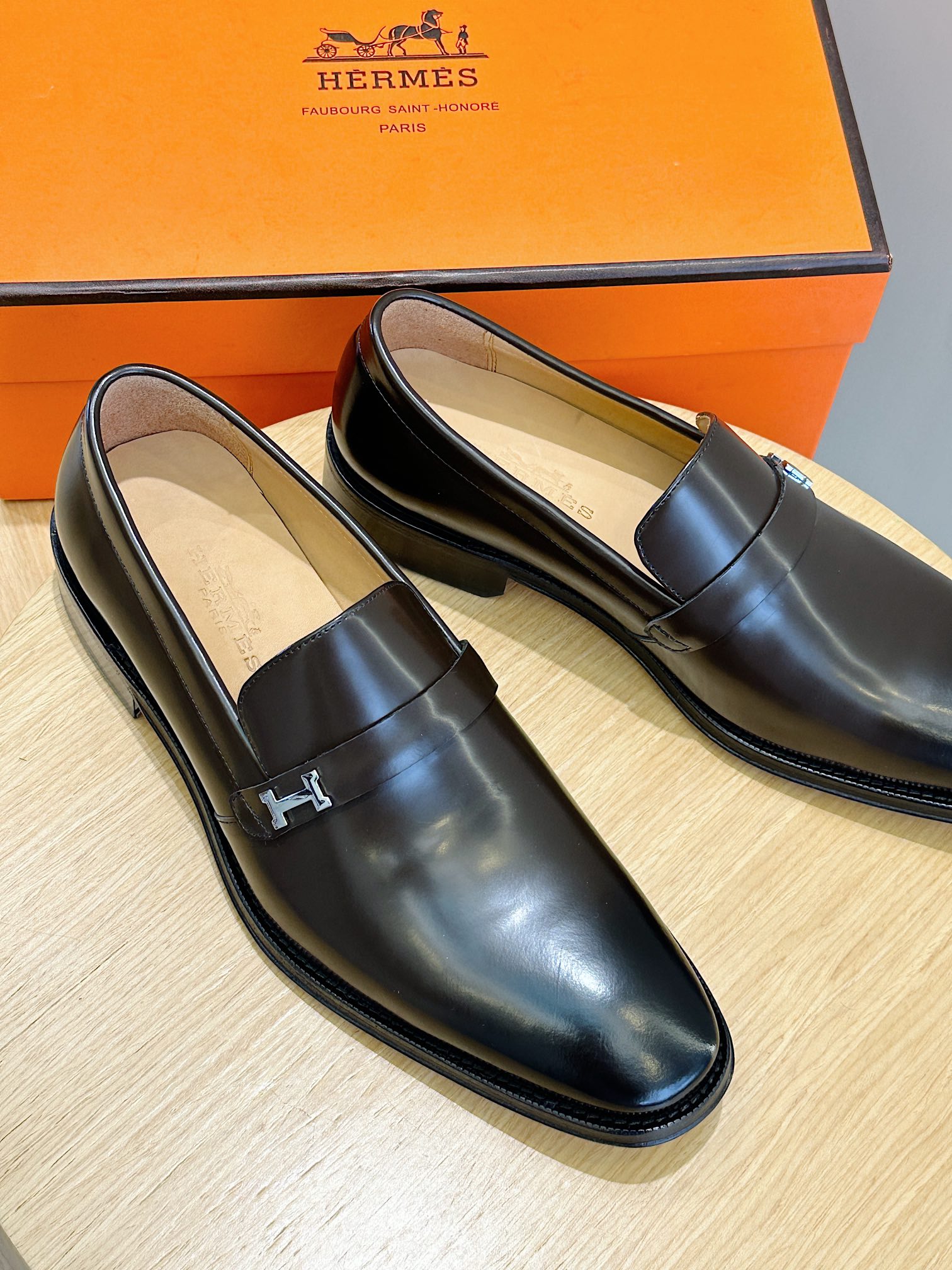 【HERMES】顶级P:520💰 Size:39-44(38.45订做） 
2025新款爱马仕拖鞋，面料牛皮，耐磨防滑橡胶大底。时尚大气 。 Hermés爱马最新乐福鞋－真皮大底
优雅绅士风格来袭，纯手工打造柔软质感与卓然色彩！让这一双鞋，带你回溯经典的重现。
进口牛皮鞋面＋牛皮内里＋真皮大底