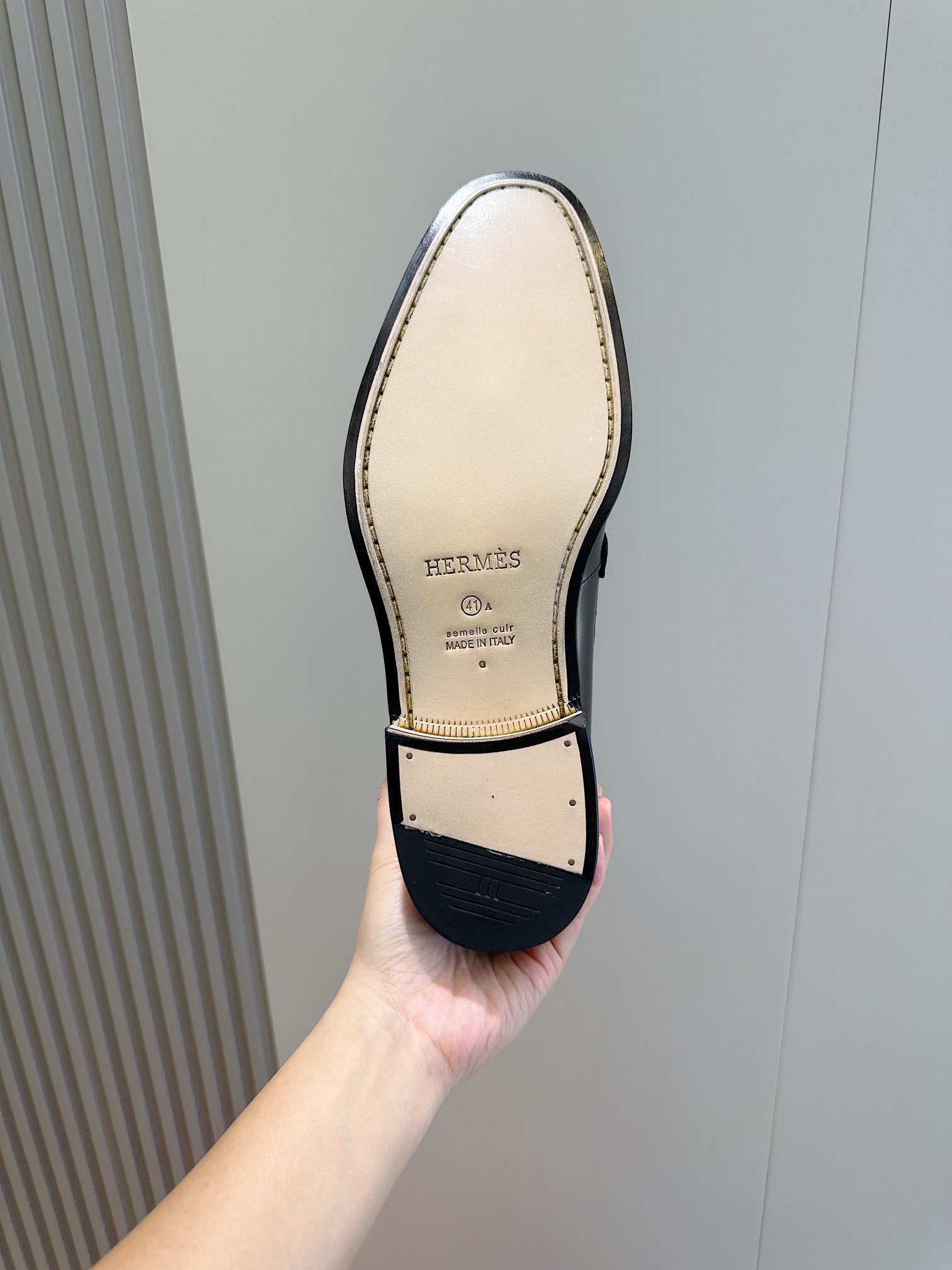 【HERMES】顶级P:520💰 Size:39-44(38.45订做） 
2025新款爱马仕拖鞋，面料牛皮，耐磨防滑橡胶大底。时尚大气 。 Hermés爱马最新乐福鞋－真皮大底
优雅绅士风格来袭，纯手工打造柔软质感与卓然色彩！让这一双鞋，带你回溯经典的重现。
进口牛皮鞋面＋牛皮内里＋真皮大底