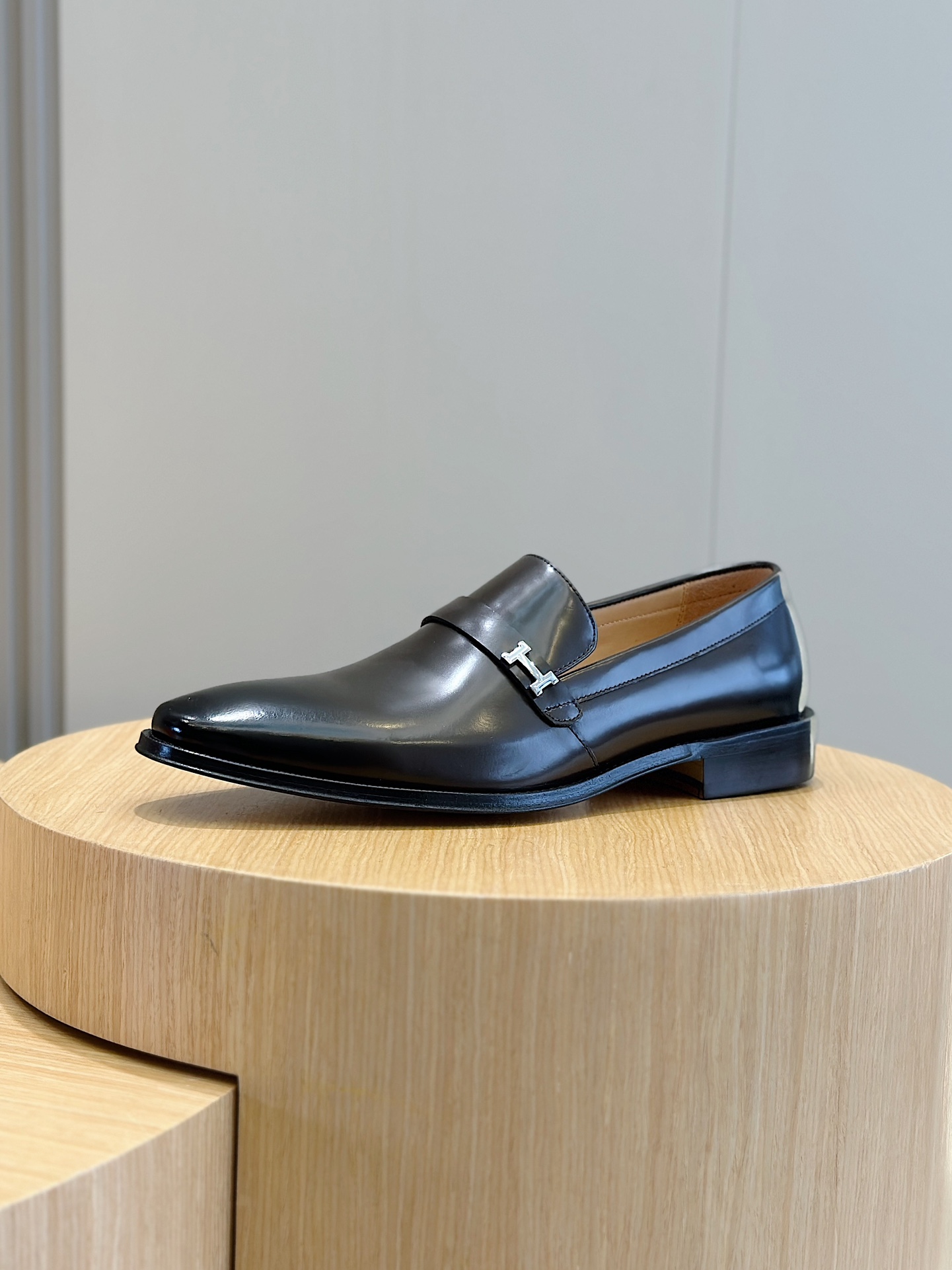 【HERMES】顶级P:520💰 Size:39-44(38.45订做） 
2025新款爱马仕拖鞋，面料牛皮，耐磨防滑橡胶大底。时尚大气 。 Hermés爱马最新乐福鞋－真皮大底
优雅绅士风格来袭，纯手工打造柔软质感与卓然色彩！让这一双鞋，带你回溯经典的重现。
进口牛皮鞋面＋牛皮内里＋真皮大底
