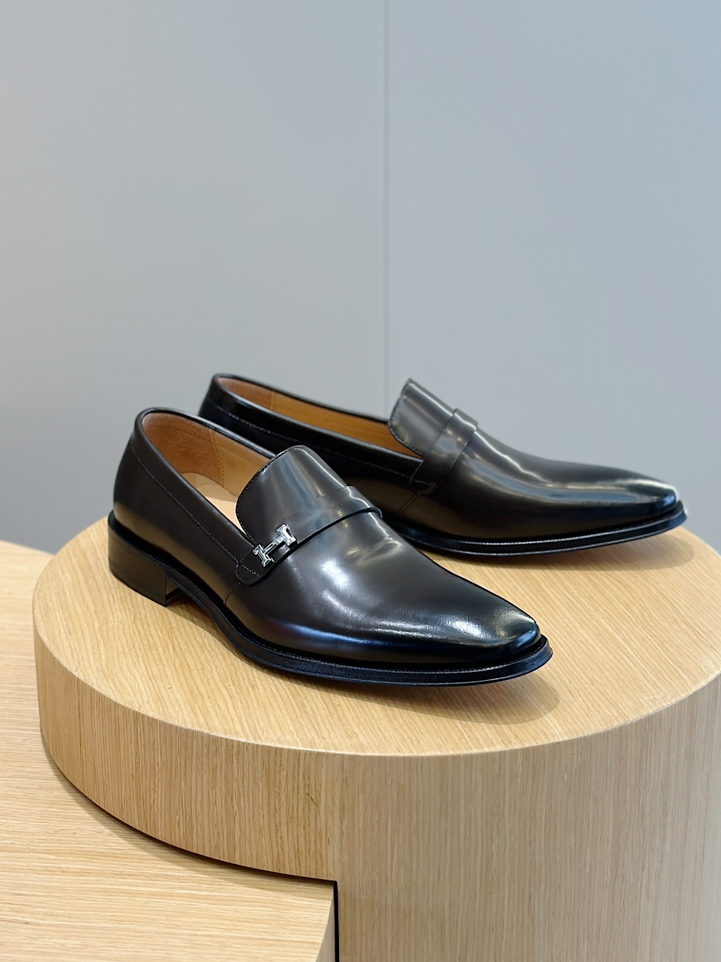 【HERMES】顶级P:520💰 Size:39-44(38.45订做） 
2025新款爱马仕拖鞋，面料牛皮，耐磨防滑橡胶大底。时尚大气 。 Hermés爱马最新乐福鞋－真皮大底
优雅绅士风格来袭，纯手工打造柔软质感与卓然色彩！让这一双鞋，带你回溯经典的重现。
进口牛皮鞋面＋牛皮内里＋真皮大底