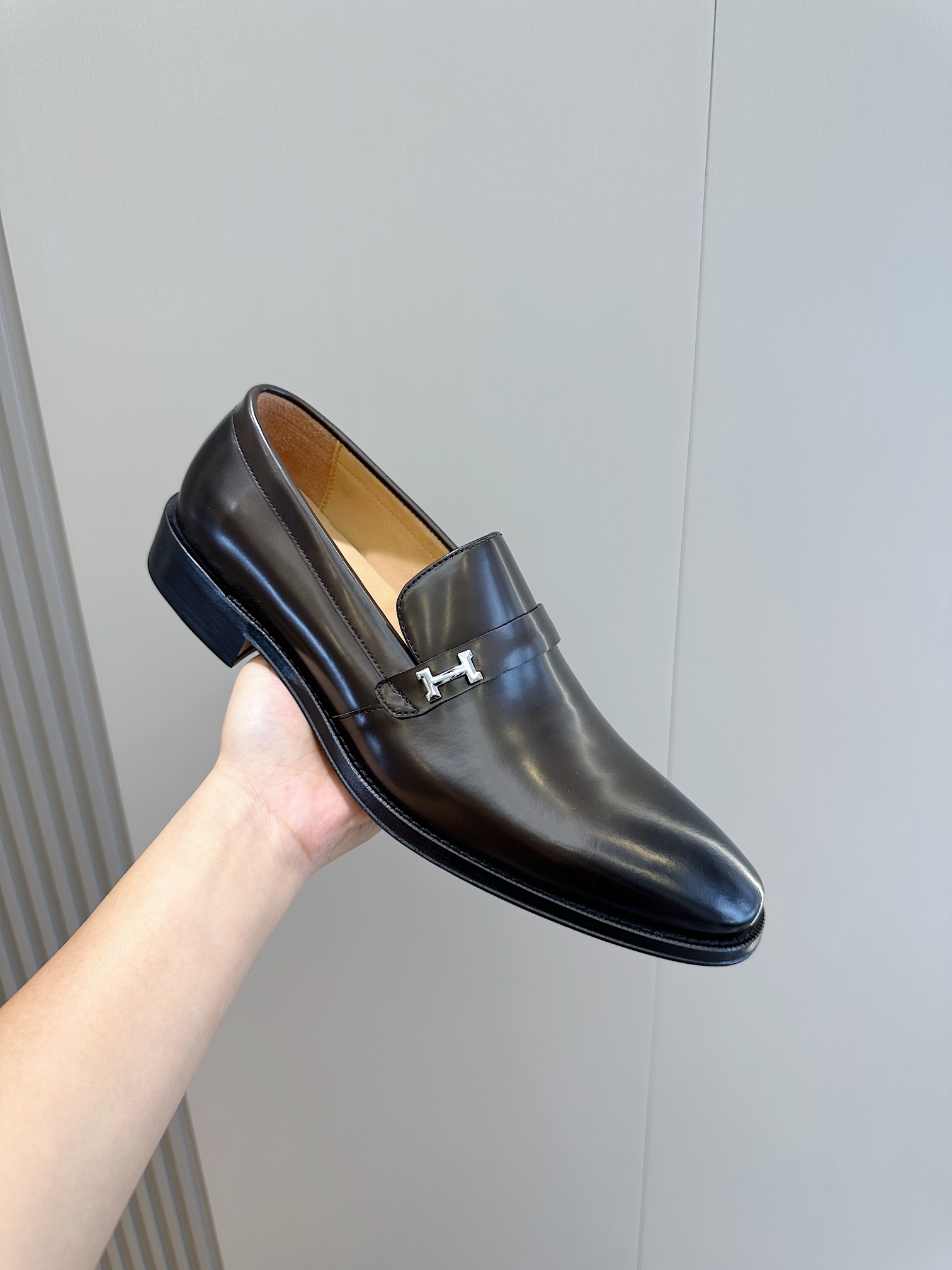 【HERMES】顶级P:520💰 Size:39-44(38.45订做） 
2025新款爱马仕拖鞋，面料牛皮，耐磨防滑橡胶大底。时尚大气 。 Hermés爱马最新乐福鞋－真皮大底
优雅绅士风格来袭，纯手工打造柔软质感与卓然色彩！让这一双鞋，带你回溯经典的重现。
进口牛皮鞋面＋牛皮内里＋真皮大底