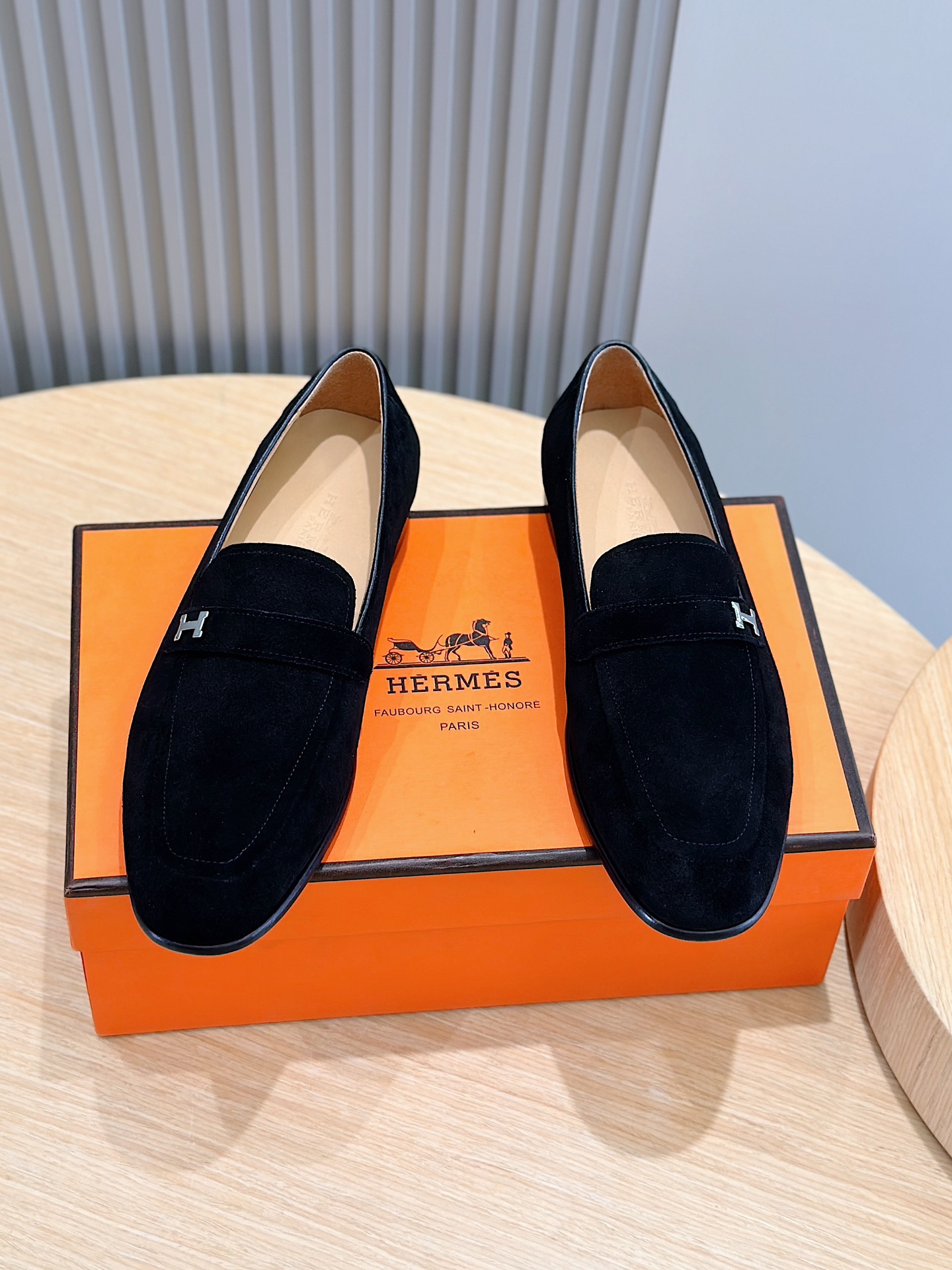 NO:273151,Hermés' latest loafers - genuine leather outsole. The elegant gentlemanly style is coming, purely handmade to create soft texture and brilliant colors!  Let this pair of shoes take you back to the classic reappearance. Imported cowhide upper   cowhide inner   genuine leather sole Size: 39-44 (38.45 customized), hermes, hermes, loafers, cowhide, Leather soles19860909Hermés爱马最新乐福鞋－真皮大底 优雅绅士风格来袭,纯手工打造柔软质感与卓然色彩！让这一双鞋,带你回溯经典的重现. 进口牛皮鞋面＋牛皮内里＋真皮大底 Size:39-44(38.45订做）,,hermes,hermes,loafers,cowhide,Leather soles,Men's shoes