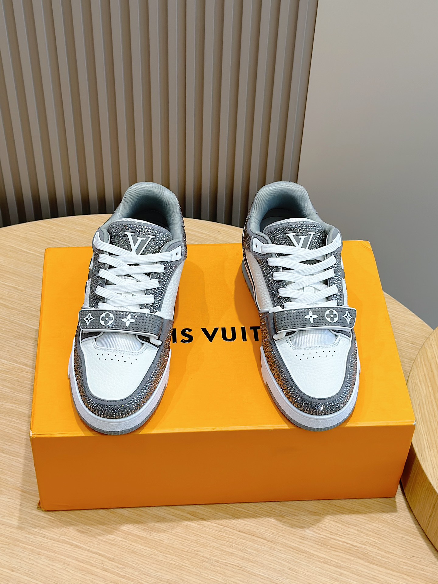 NO:346055,L Home Trainer Velcro sneakers - couples style The upper shines with crystal radiance, and the complex upper is presented through hours of ingenious sewing, which condenses the inspiration of retro basketball shoes. Large Monogram flowers bloom on the side, brand logo embellishes the back. Imported cowhide + TPU outsole Size: 39-44 (38.45 customization) Female Male, Sneakers, cowhide19860909L 家Trainer 魔术贴运动鞋-情侣款 鞋面闪耀水晶的璀璨光芒,经由数小时的匠心缝制呈现繁复鞋面,凝聚复古篮球鞋的灵感延伸.大号 Monogram 花卉绽放侧面,品牌标识点缀后部. 进口牛皮+TPU大底 Size:39-44(38.45定制） 女 男,,sneakers,cowhide,Men's shoes