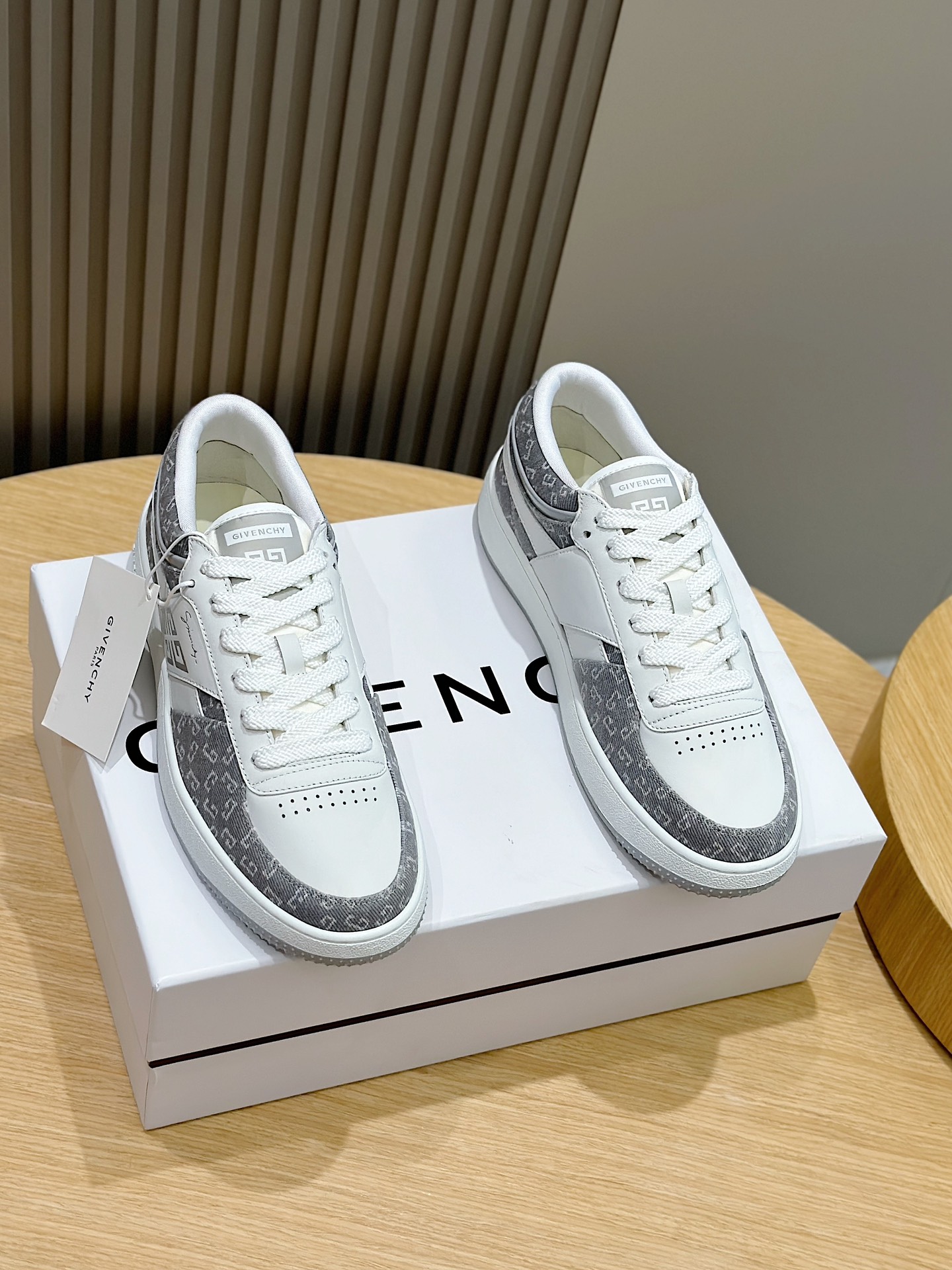 NO:273265,Givenchy men's G Move sneakers Leather, lacquered leather and Monogram 72 denim low-top sneakers G Move series Rear top lining for added comfort The tongue is decorated with GIVENCHY 4G LOGO label Side imprinted GIVENCHY LOGO and 4G LOGO sole embossed with GIVENCHY LOGO embossed with GIVENCHY LOGO leather insole imprinted with GIVENCHY 4G LOGO Size:39-44 (customized for 38.45) Clothing leather Full leather,,givenchy,sneakers19860909Givenchy男士G Move运动鞋 皮革、漆面皮革和Monogram 72牛仔布低帮运动鞋 G Move系列 后帮加衬增加舒适感 鞋舌饰以GIVENCHY 4G LOGO标签 侧面压印GIVENCHY LOGO和4G LOGO 鞋底侧面饰以GIVENCHY LOGO压花 后跟饰以GIVENCHY LOGO 皮革内底,压印GIVENCHY 4G LOGO Size:39-44（38.45定做） 布拼皮 全皮,,givenchy,sneakers,Men's shoes