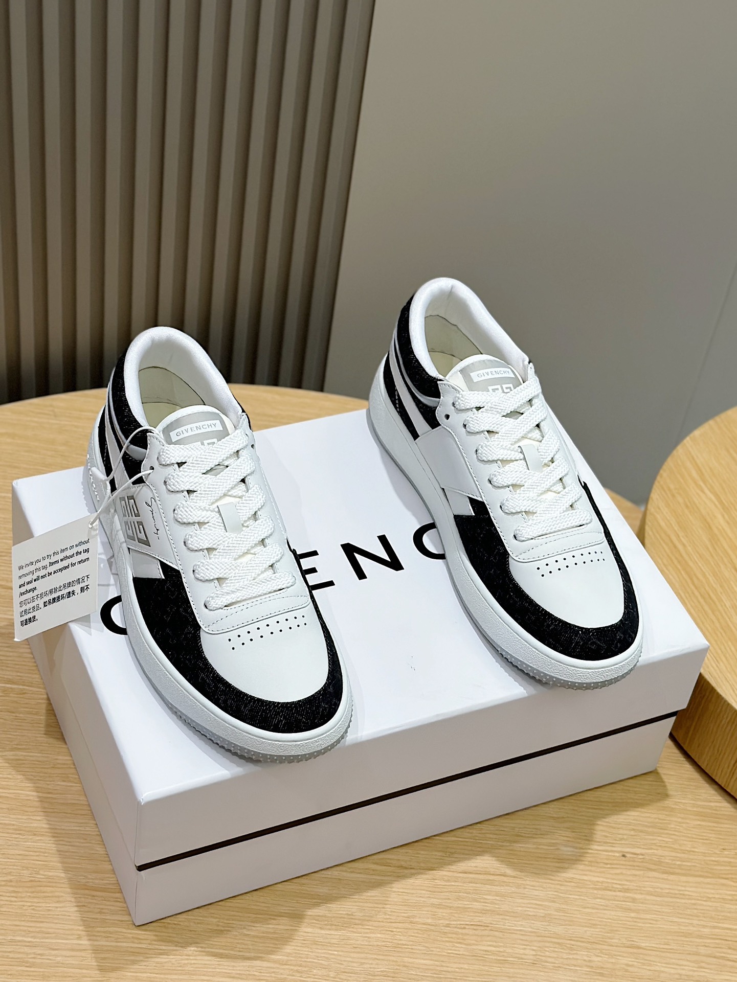 NO:273267,Givench Men's G Move sneakers Leather, lacquered leather and Monogram 72 denim low-top sneakers G Move series Rear top lining for added comfort The tongue is decorated with GIVENCH 4G LOGO label Side imprinted GIVENCH LOGO and 4G LOGO Sole embossed with GIVENCH LOGO embossed with GIVENCH LOGO leather insole imprinted with GIVENCH 4G LOGO Size:39-44 (customized for 38.45) Clothing leather Full leather, Givenchy, sneakers19860909Givench男士G Move运动鞋 皮革、漆面皮革和Monogram 72牛仔布低帮运动鞋 G Move系列 后帮加衬增加舒适感 鞋舌饰以GIVENCH 4G LOGO标签 侧面压印GIVENCH LOGO和4G LOGO 鞋底侧面饰以GIVENCH LOGO压花 后跟饰以GIVENCH LOGO 皮革内底,压印GIVENCH 4G LOGO Size:39-44（38.45定做） 布拼皮 全皮,,givenchy,sneakers,Men's shoes