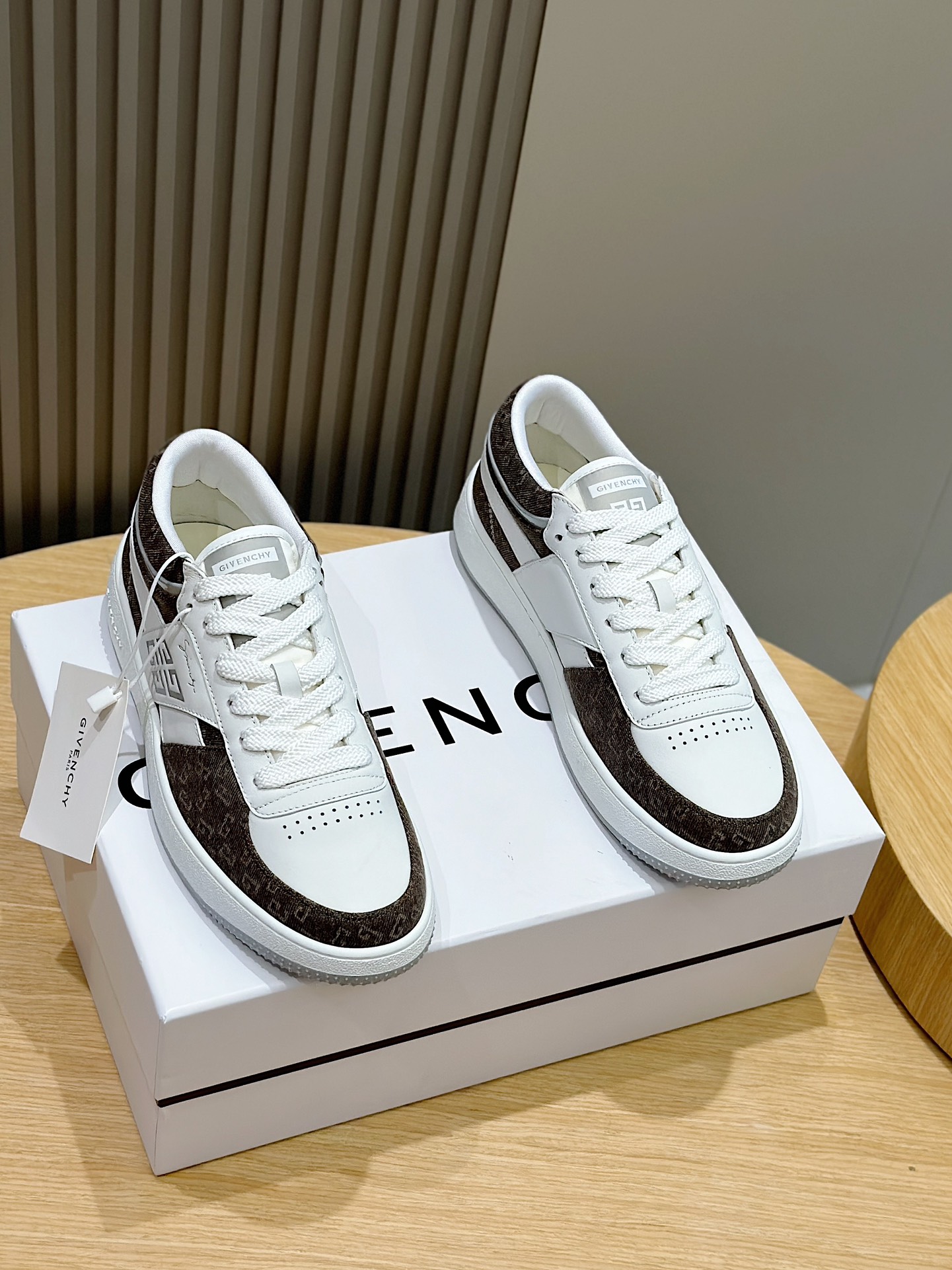 NO:273269,Givenchy men's G Move sneakers Leather, lacquered leather and Monogram 72 denim low-top sneakers G Move series Rear top lining for added comfort The tongue is decorated with GIVENCHY 4G LOGO label Side imprinted GIVENCHY LOGO and 4G LOGO sole embossed with GIVENCHY LOGO embossed with GIVENCHY LOGO leather insole imprinted with GIVENCHY 4G LOGO Size:39-44 (customized for 38.45) Clothing leather Full leather,,givenchy,sneakers19860909Givenchy男士G Move运动鞋 皮革、漆面皮革和Monogram 72牛仔布低帮运动鞋 G Move系列 后帮加衬增加舒适感 鞋舌饰以GIVENCHY 4G LOGO标签 侧面压印GIVENCHY LOGO和4G LOGO 鞋底侧面饰以GIVENCHY LOGO压花 后跟饰以GIVENCHY LOGO 皮革内底,压印GIVENCHY 4G LOGO Size:39-44（38.45定做） 布拼皮 全皮,,givenchy,sneakers,Men's shoes