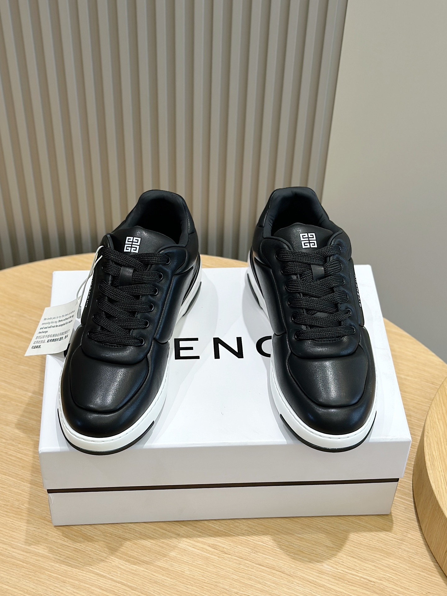 NO:273263,Givenchy men's Wing low-top casual shoes Wing selection series creates a recognizable modern image. When elegance and sports blend, different sparks collide. The sides are decorated with black GVC logo, full and comfortable design, the shoelaces are decorated with canvas straps, and the black brand logo is embellished with cowhide tongue. Full imported cowhide upper   cowhide net   original EVA outsole Size: 39-45 (customized by 38.45), givennchy, cowhide19860909Givenchy男士Wing低帮休闲鞋 Wing精选系列塑造出极具辨识度的摩登形象.当优雅与运动交融的时候碰撞出不一样的火花. 侧面饰有黑色GVC标志,饱满舒适的设计,鞋带饰有帆布饰带,牛皮鞋舌点缀黑品牌标志. 全进口牛皮鞋面 牛皮网里 原厂EVA大底 Size:39-45(38.45定制）,,givenchy,cowhide,Men's shoes