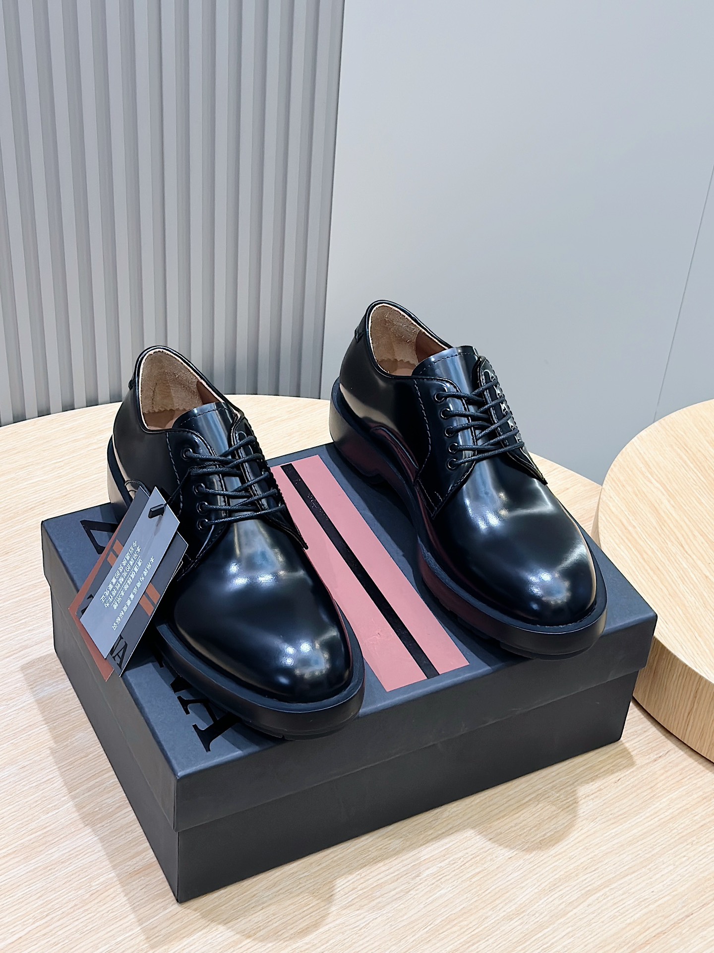 NO:690333,Zegn Black Handmade UDine Derby Shoes This black Udine casual shoe is made of hand-polished calfskin with a modern round toe, making it a harmonious addition to an elegant wardrobe. The grooved outsole adds a rustic touch to a suit or formal trousers, creating an innovative interpretation of refined menswear without sacrificing individual style. Imported cowhide + cowhide lining Size: 39-44 470,,zegna,business suit,cowhide19860909Zegn杰尼黑色手工UDine德比鞋 这款黑色 Udine 休闲鞋以手工抛光小牛皮制成,配备富有现代气息的圆形鞋头,为优雅衣橱呈献和谐相配的单品.沟纹外底为西装或正装长裤增添质朴气质,创新演绎精致男装,不失个性风范. 进口牛皮+牛皮内里 Size:39-44 470,,zegna,business suit,cowhide,Men's shoes