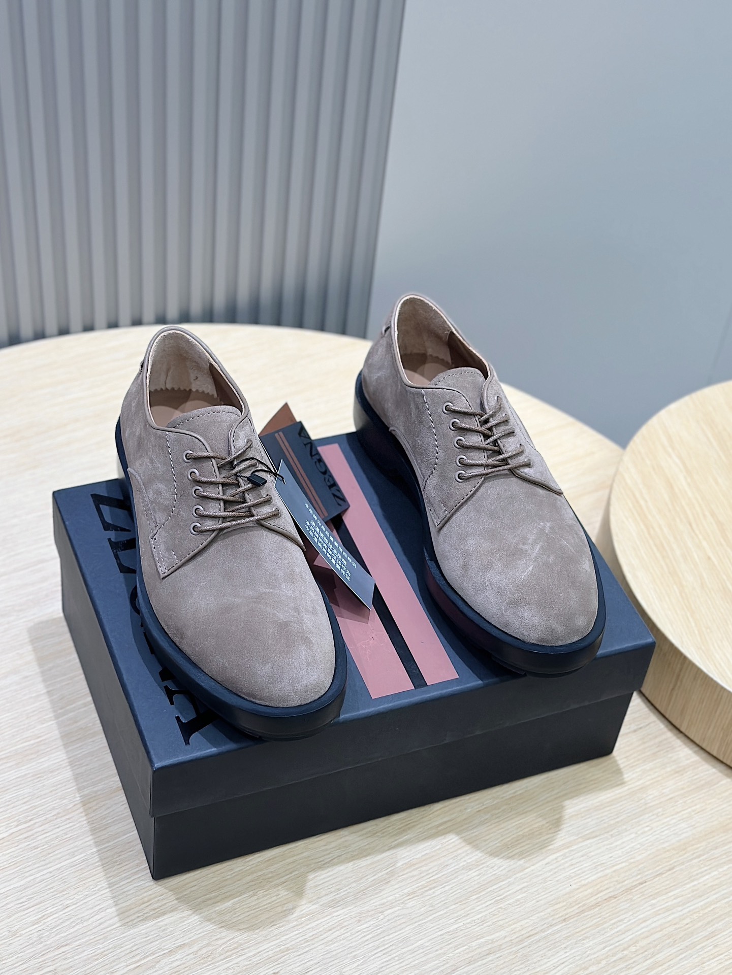 NO:574723,Zegn Black Handmade UDine Derby Shoes This black Udine casual shoe is made of hand-polished calfskin and equipped with a modern round toe box, making it a harmonious and matching item for an elegant wardrobe. The grooved outsole adds a rustic temperament to a suit or formal trousers, innovative interpretation of refined menswear without losing personality. Imported cowhide + cowhide lining Size: 39-44,,zegna,business suit,cowhide19860909Zegn杰尼黑色手工UDine德比鞋 这款黑色 Udine 休闲鞋以手工抛光小牛皮制成,配备富有现代气息的圆形鞋头,为优雅衣橱呈献和谐相配的单品.沟纹外底为西装或正装长裤增添质朴气质,创新演绎精致男装,不失个性风范. 进口牛皮+牛皮内里 Size:39-44,,zegna,business suit,cowhide,Men's shoes