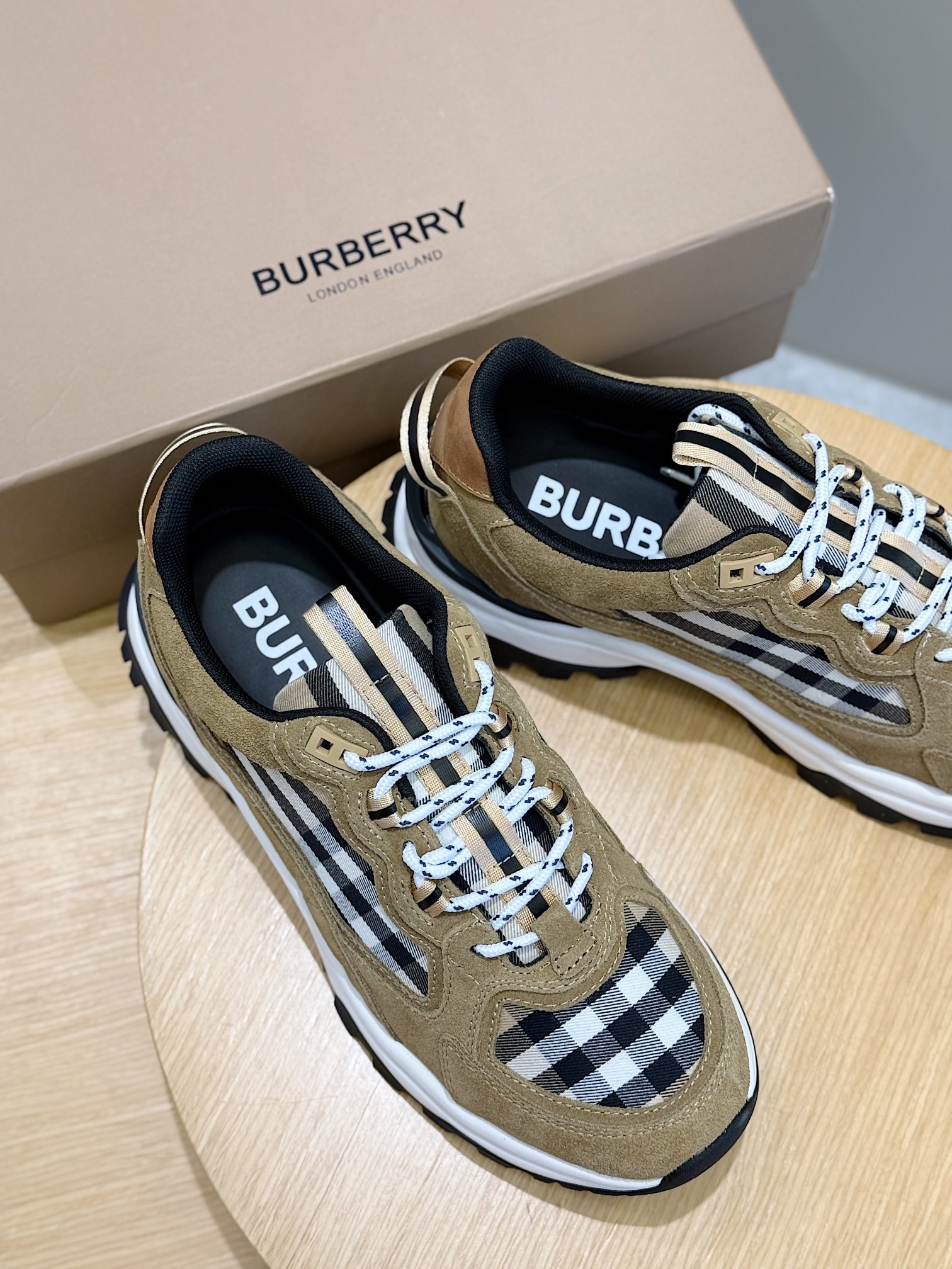 Burberr*巴宝莉厚底运动鞋
精选棉质面料打造，装饰 Vintage 格纹和皮革裁片。亮眼搭配 Thomas Burberr*专属标识刺绣，采用加高弧形鞋底设计，挥洒足尖活力。
进口磨砂牛皮拼接Vintage格纹面料，TPU大底
Size:39-44(38.45定做）
💰360