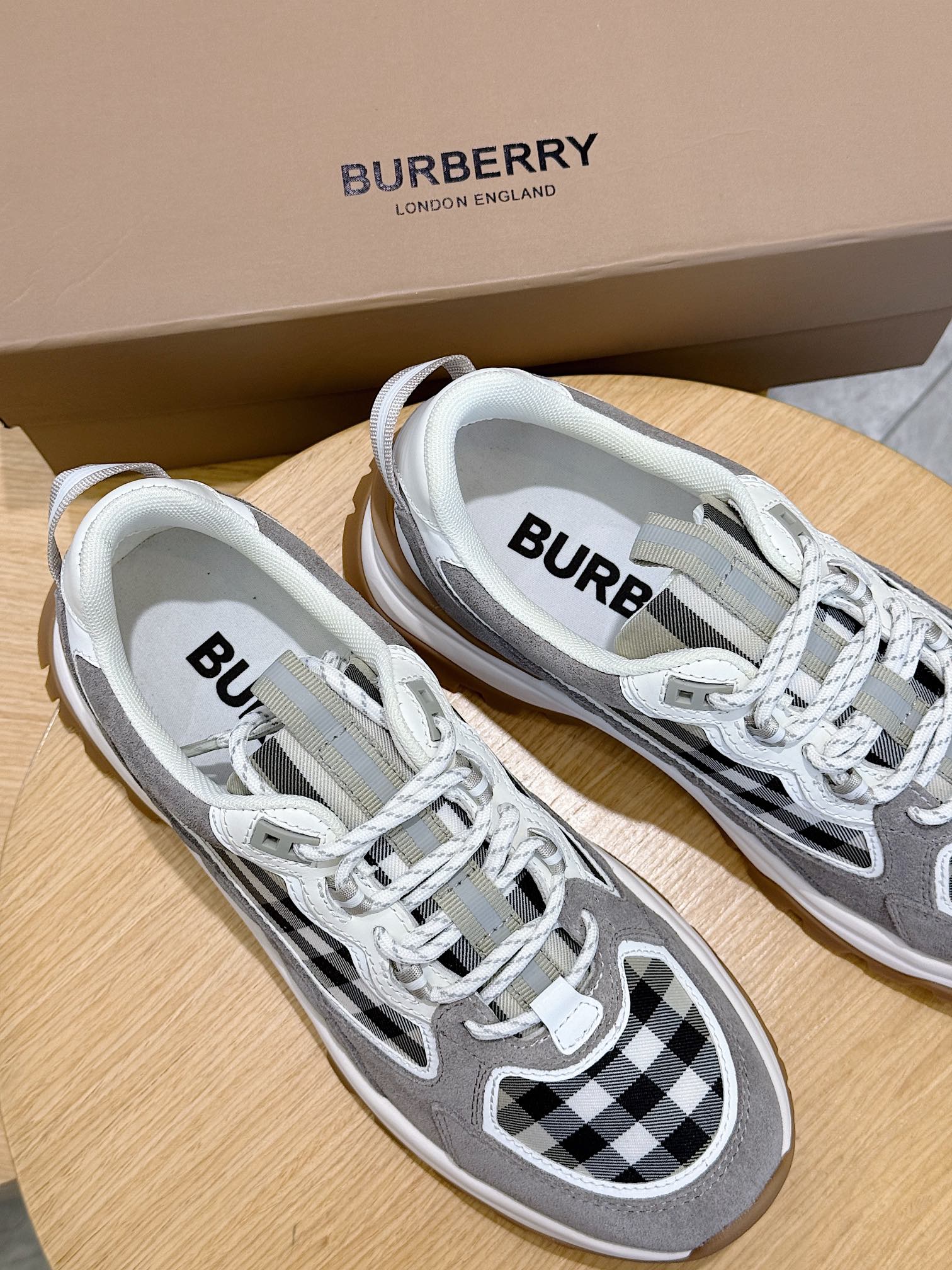Burberr*巴宝莉厚底运动鞋
精选棉质面料打造，装饰 Vintage 格纹和皮革裁片。亮眼搭配 Thomas Burberr*专属标识刺绣，采用加高弧形鞋底设计，挥洒足尖活力。
进口磨砂牛皮拼接Vintage格纹面料，TPU大底
Size:39-44(38.45定做）
💰360