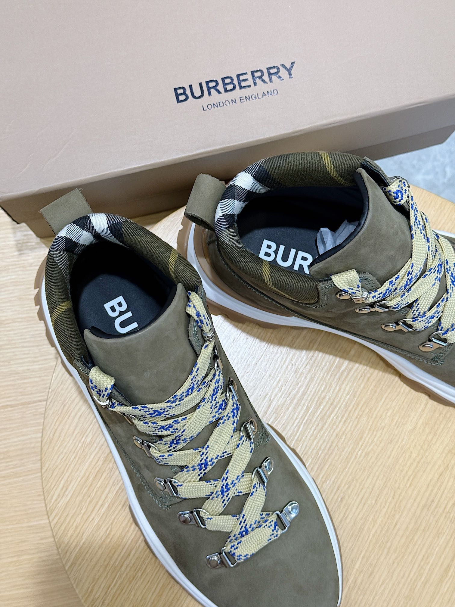 Burberry巴宝莉男士高帮厚底运动鞋
交叉五金设计，运动风十足，鞋口拼接格子帆布
头层牛皮打造，头层牛皮垫脚，TPU原版大底！
Size：39-44（38.45定做）
💰380