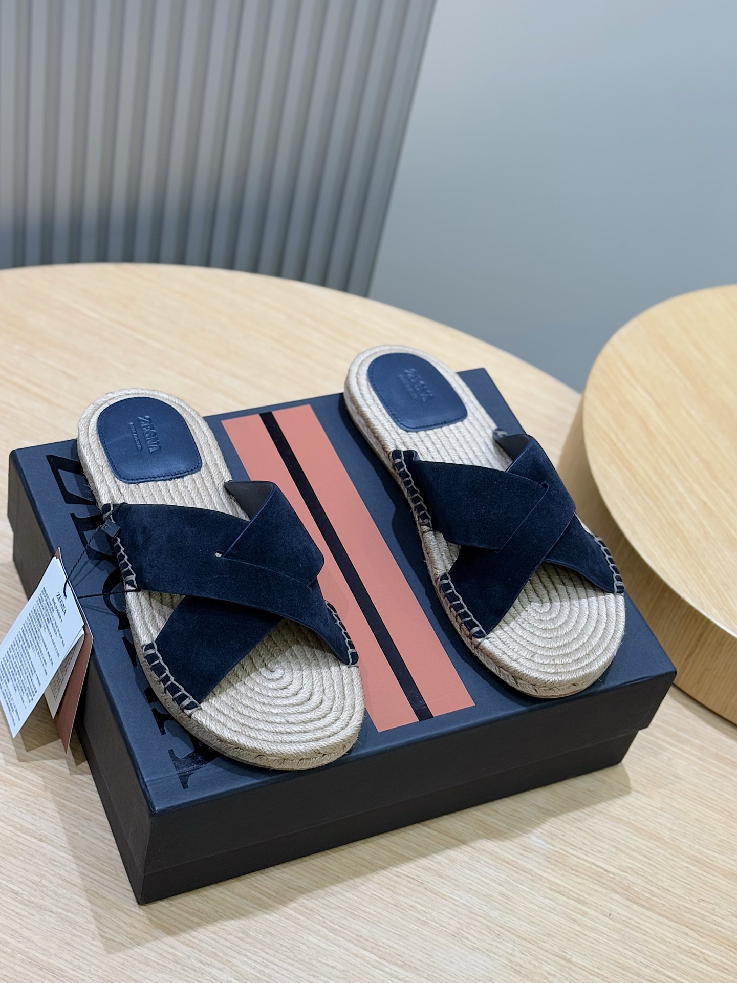 NO:275566,Zegna 2025 Antigua straw woven slippers - genuine leather outsole calfskin suede straw woven shoes, paired with woven soles and cross-shaped uppers to create a leisurely seaside look. Size: 39-44 (customized by 38.45) 340, zegna, slippers, espadrilles, cowhide, chamois leather, Leather soles19860909杰尼亚2025Antigua草编拖鞋－真皮大底 小牛皮麂皮草编鞋,搭配编绳鞋底,交叉型鞋面,打造悠闲海边造型. Size:39-44（38.45定做） 340,,zegna,slippers,espadrilles,cowhide,chamois leather,Leather soles,Men's shoes