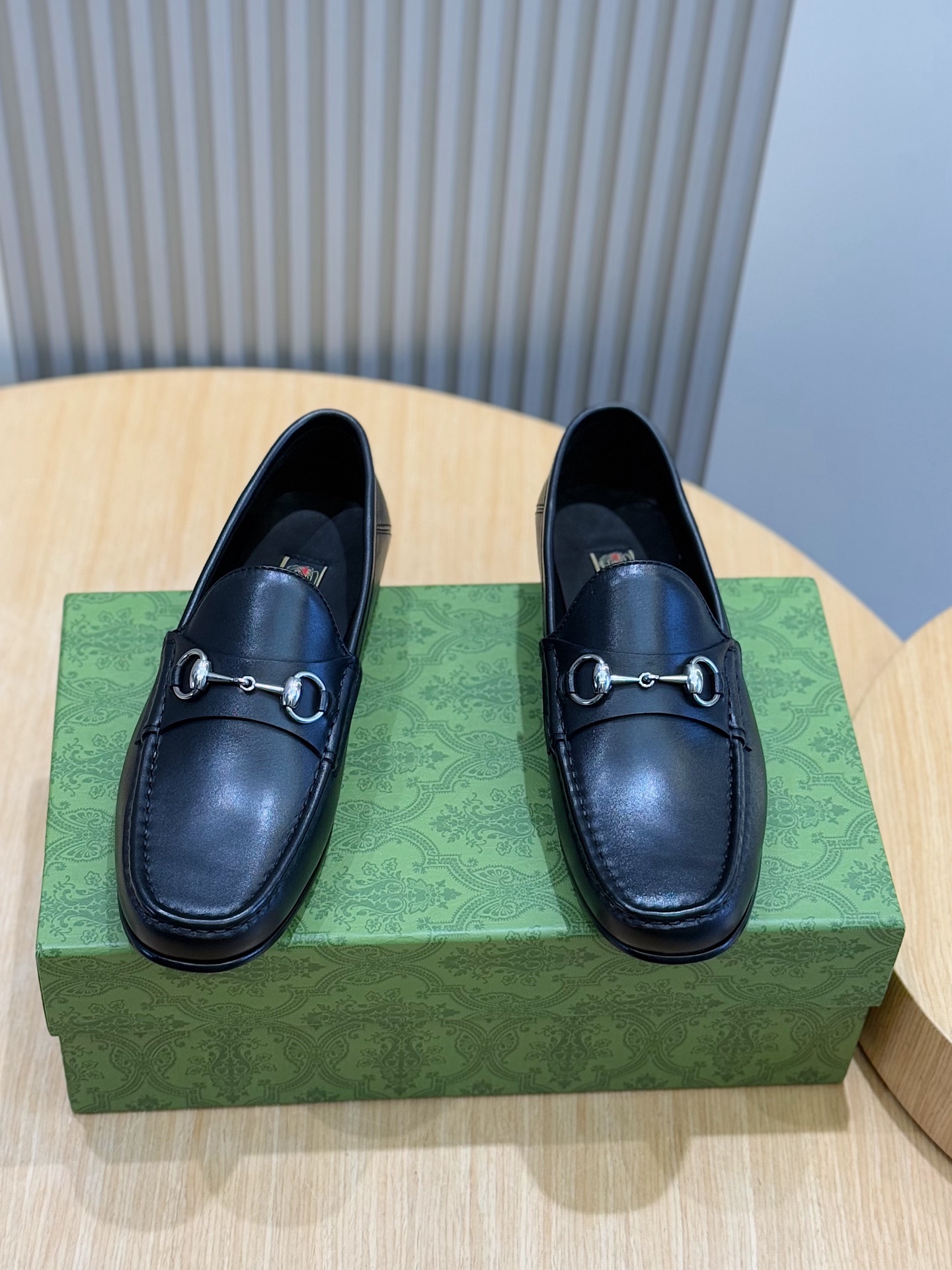 NO:887998,Gucc* 2025 men's genuine leather outsole loafers break the constraints of the inherent rules of the fashion industry and convey the design concept that a single product should not only be popular for one season, but will last forever with the passage of time. This men's loafer is made of cowhide material. The interlocking hardware embellishment highlights the unique brand charm. First layer of cowhide + cowhide lining + genuine leather outsole Size38-44 (45 custom-made),, gucci, loafers, cowhide, Leather  soles19860909Gucc* 2025年男士真皮大底乐福鞋 在突破时尚界固有规则的束缚,传达单品不应只流行一季,而是随时间流逝历久弥新的设计理念.这款男士乐福鞋采用牛皮材质.互扣式五金点缀突显别致的品牌魅力. 头层牛皮＋牛皮内里＋真皮大底 Size38-44（45定做）,,gucci,loafers,cowhide,Leather soles,Men's shoes