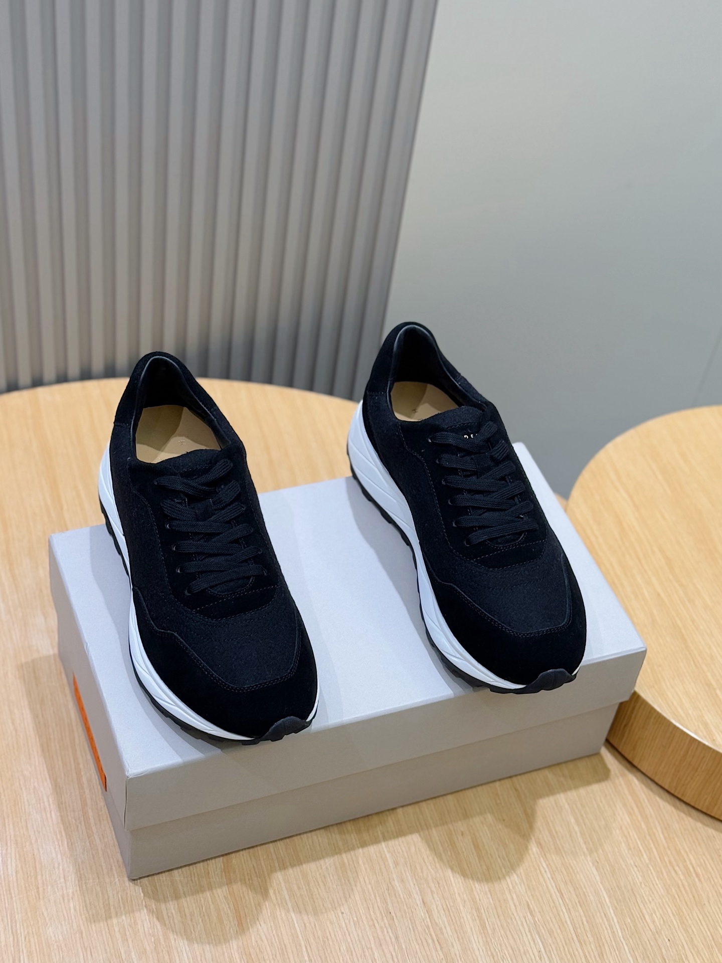 NO:284750,Henderson Baracco men's low-top casual shoes. High-quality workmanship and exquisite craftsmanship, simple line design, and textured cowhide, which is not only comfortable, but also super stylish. It uses soft imported cowhide, and cowhide inner lining, private molded sole. Size: 39-44 (38.45.46 customized) Yuan,, cowhide19860909Henderson Baracco男士低帮休闲鞋 高品质的做工和精湛工艺,简约的线条设计,搭配质感牛皮,不仅舒适,还超级有型.采用柔软的进口牛皮,和牛皮内里,私模大底 Size:39-44(38.45.46定制）元,,cowhide,Men's shoes