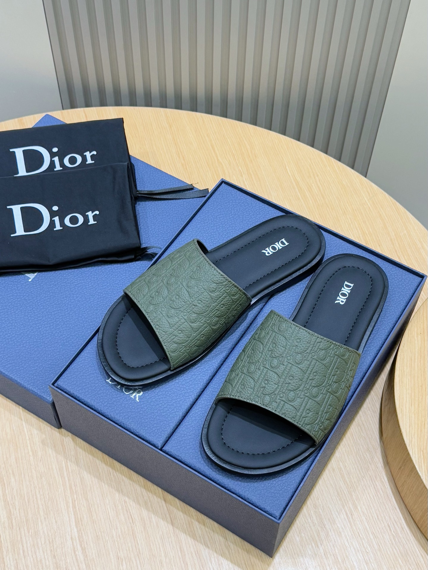 NO:277286,Dior Alias ​​men's cowhide slippers This new summer product of Alias ​​sandals highlights the casual and elegant style. It is carefully crafted from grained cowhide leather and Oblique printed fabrics, with cowhide inner lining!  Cross-band design, decorated with metal clad brass CD Diamond logo. Imported cowhide and rubber soles make it more refined and comfortable, and decorated with Oblique printed anti-slip inserts to enhance the style. Size39-44 (customized by 38.45), dior,dior,sandals,slippers,cowhide19860909迪奥 Dior Alias男士牛皮拖鞋 这款 Alias 凉鞋夏季新品,彰显休闲高雅的风范.采用粒面牛皮革、Oblique印花面料精心制作,牛皮内里！交叉带设计,饰以金属覆层黄铜 CD Diamond 标志.进口牛皮和橡胶鞋底更显精致,舒适非凡,饰以 Oblique 印花效果防滑镶片提升格调. Size39-44(38.45定做）,,dior,dior,sandals,slippers,cowhide,Men's shoes