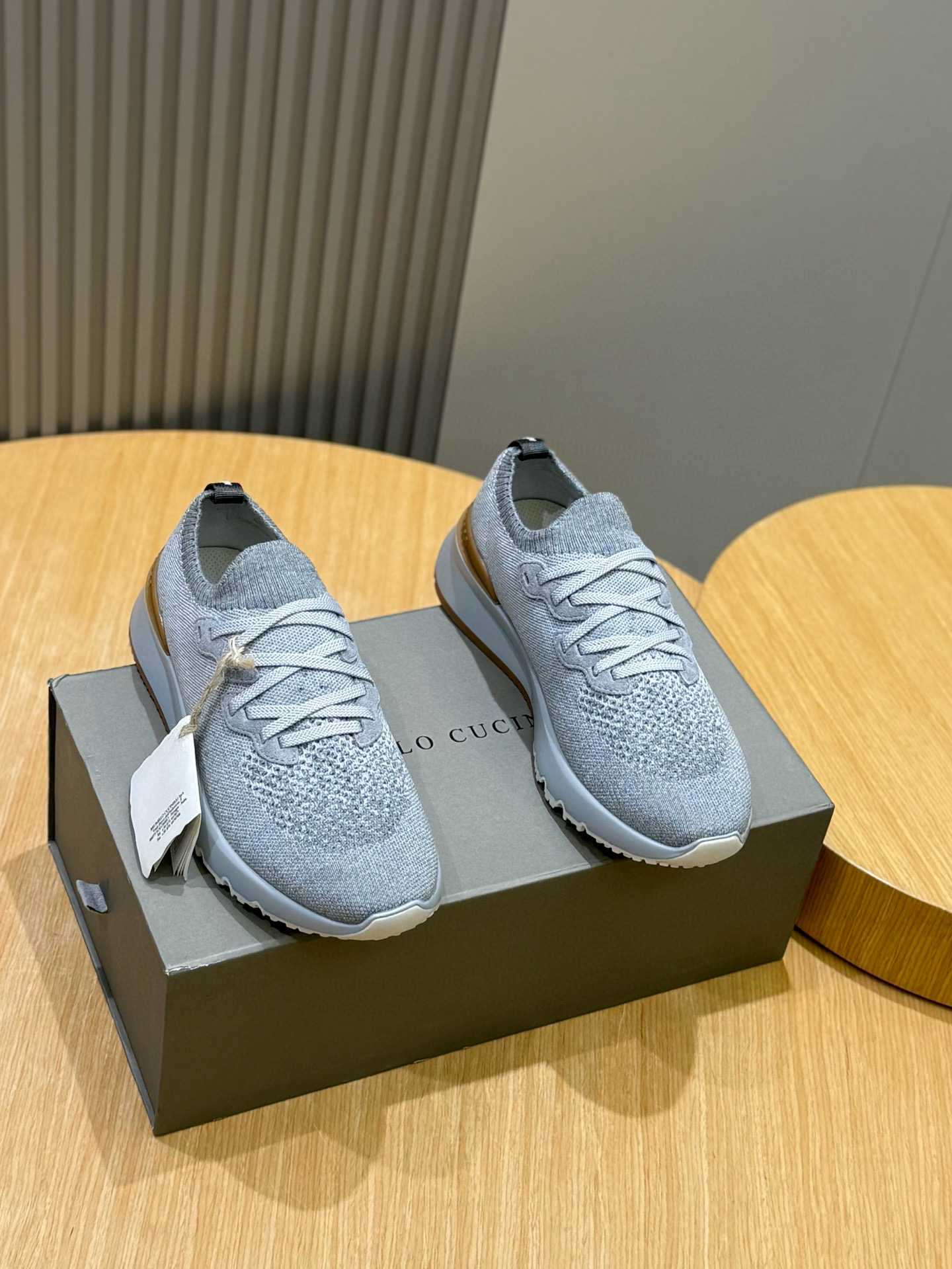 NO:346280,Brunello Cucinelli Knitted Sneakers The precious yarn inspired the design of the new sneakers. The cotton knitted upper interprets classic styles in a modern way. The semi-polished calfskin trim is highlighted on the thin and comfortable knitted fabric, highlighting the exquisiteness with a distinctive material contrast. Size: 39-44 (38.45.6 Customized) Yuan, brunello cucinelli,sneakers,cowhide19860909Brunello Cucinelli针织运动鞋 珍贵纱启发了新运动鞋的设计,全棉针织鞋面以现代方式诠释经典款式.半抛光小牛皮饰条凸显在薄而舒适的针织物上,以鲜明的材质对比彰显精致. Size:39-44(38.45.6定制）元,,brunello cucinelli,sneakers,cowhide,Men's shoes