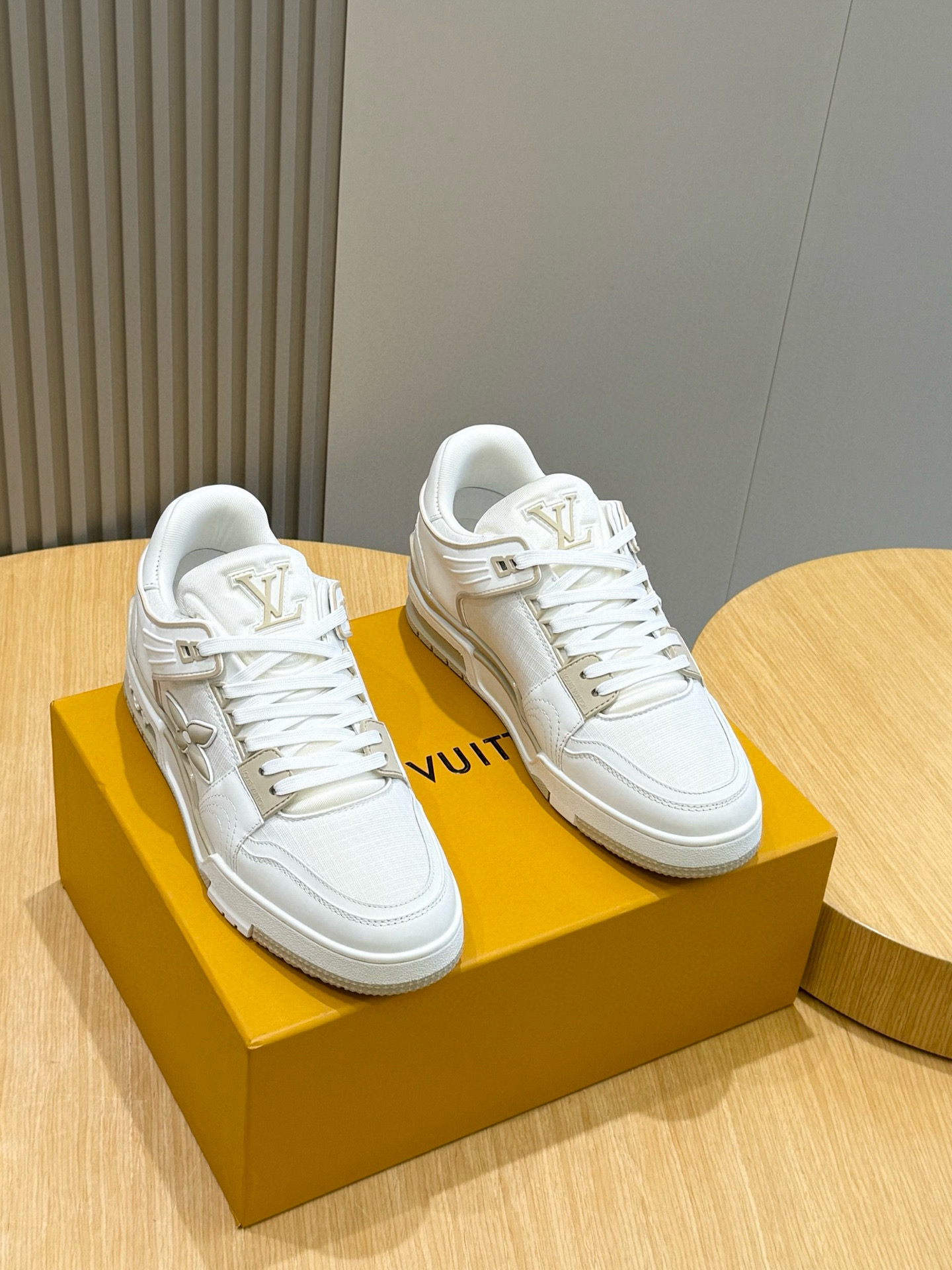 NO:283099,L-home Trainer men's sneakers This Trainer high-top sneakers are derived from classic Trainer sneakers, combining soft cowhide leather, comfortable padded collar and technology inner village. Monogram floral embellishment rubber outsole, rubber brand letters marked on the tongue and side. Imported cowhide   breathable brilli   TPU outsole Size: 39-44 (customized by 38.45),,louis vuitton,sneakers,cowhide19860909L家Trainer男款运动鞋 本款Trainer 高帮运动鞋脱胎于经典Trainer 运动鞋 结合柔软牛皮革、舒适加垫鞋领和科技内村.Monogram 花卉点缀注胶橡胶外底, 橡胶品牌字母标注鞋舌和侧面. 进口牛皮 透气布里 TPU大底 Size:39-44(38.45定制）,,louis vuitton,sneakers,cowhide,Men's shoes