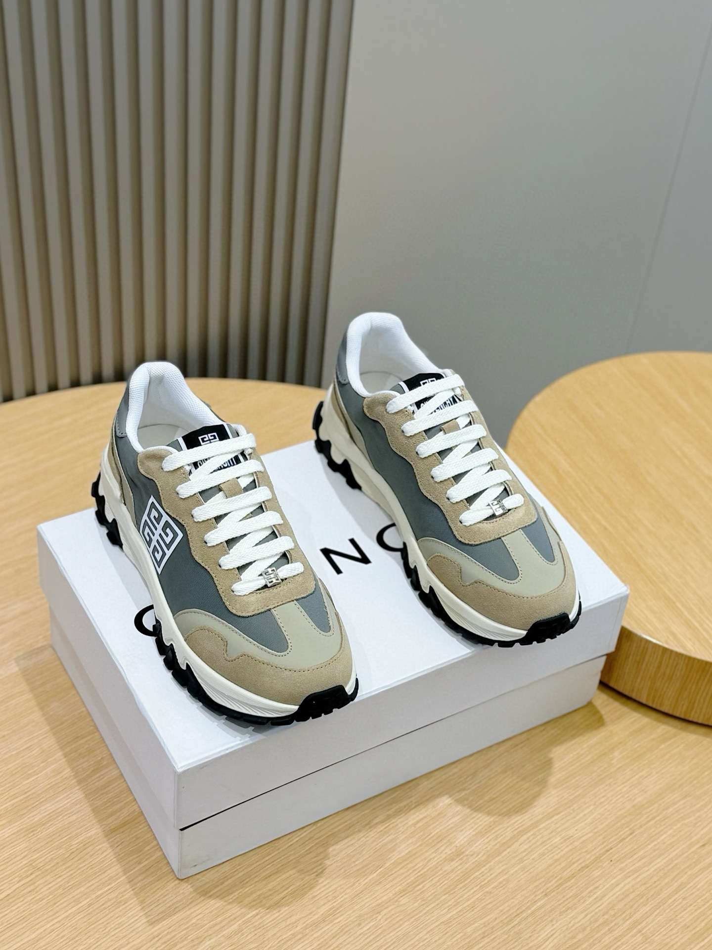 NO:347209,Givenchy GIV RUNNER sneakers Original development, full cowhide spliced ​​fabric sneakers, retro design, shoelaces with small silver finish metal 4G logo buckle, upper 4G embroidery, 4G logo under the sole is full of 4G logo. Cowhide + cowhide inner + TPU outsole Size: 39-44 (customized for 38.45), givennchy, sneakers, cowhide19860909Givenchy GIV RUNNER运动鞋 原版开发,全牛皮拼接布面运动鞋,复古设计,鞋带搭配小号银色饰面金属4G logo搭扣 鞋面4G刺绣,鞋底下方满饰4G logo. 牛皮＋牛皮内里+TPU大底 Size:39-44（38.45定做）,,givenchy,sneakers,cowhide,Men's shoes