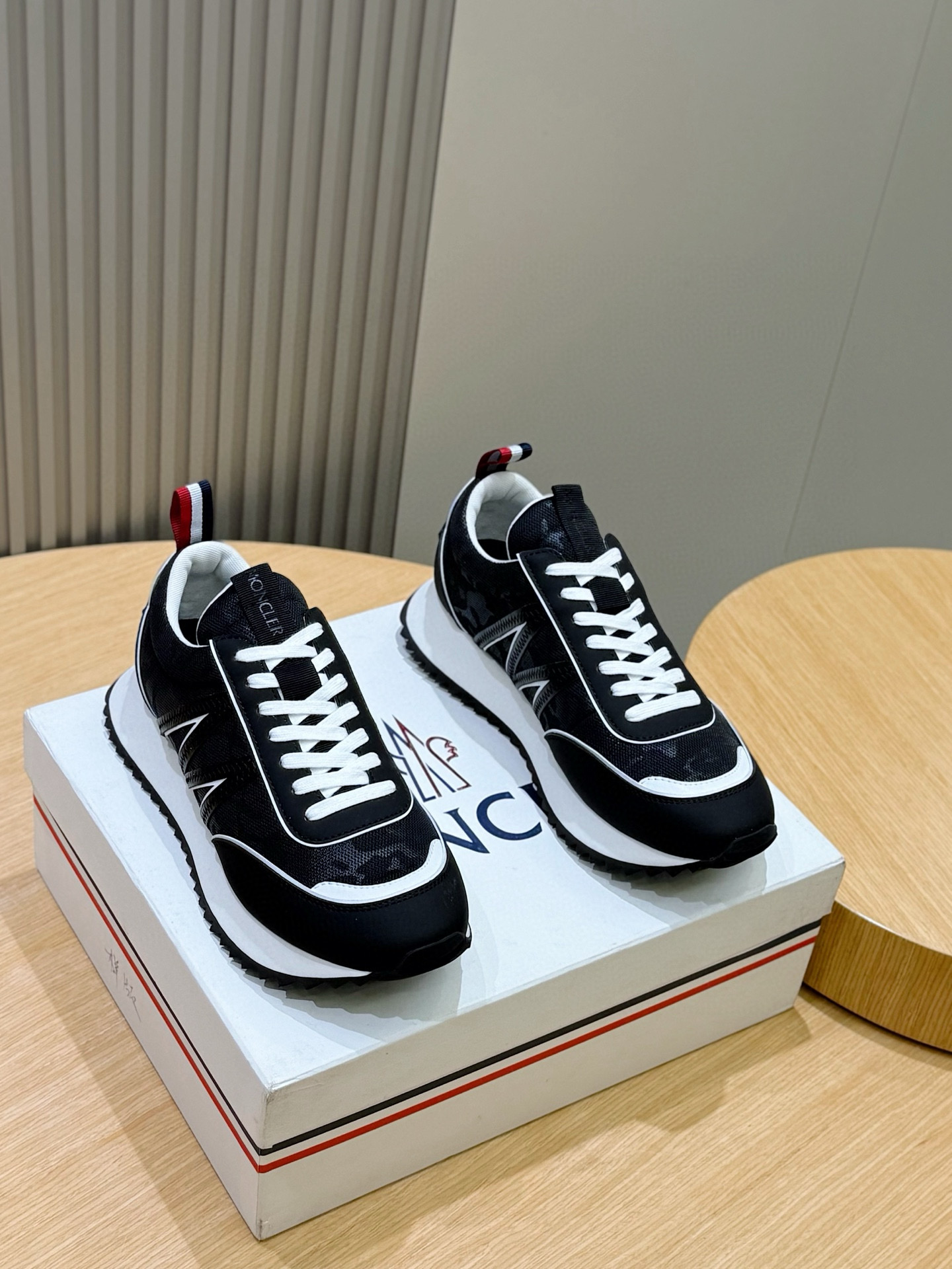 NO:284346,Moncler masked Pacey men's sneakers Lacey nylon sneakers are a piece of men's series, highlighting fashion aesthetics and retro style. Lightweight and flexible, low-top style design, made of nylon, decorated with eye-catching and M-shaped details. Mesh lining, lightweight TPU midsole, rubber-treated PU bottom Size: 39-44 (customized by 38.45), christian louboutin, Moncler, sneakers19860909Moncler蒙口Pacey男士运动鞋 Lacey尼龙运动鞋是男士系列的单品,彰显时尚美学和复古风格. 轻巧灵活,低帮款式设计,采用尼龙制成,饰有醒目标识和M字形细节. 网眼衬里,轻盈TPU中底,橡胶处理PU底面 Size:39-44(38.45定做),,christian louboutin,Moncler,sneakers,Men's shoes