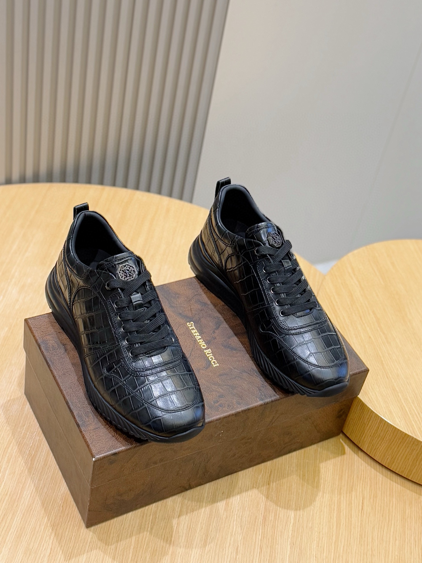 NO:346080,Stefano Ricci/Stefanlao.Cow reverse velvet and calfskin Oxfords This SR Oxford uses precious calfskin and flexible sole design and handsome lace-up style, making it the finishing touch of fashionable and casual style. Size: 39-44 (customized by 38.45), cowhide19860909Stefano Ricci/史蒂芬劳.牛反绒皮和小牛皮牛津鞋 这款SR牛津鞋采用珍贵的小牛皮和,柔性鞋底设计,俊朗的系带款式,使之成为时尚休闲造型的点睛之笔. Size:39-44(38.45定做）,,cowhide,Men's shoes