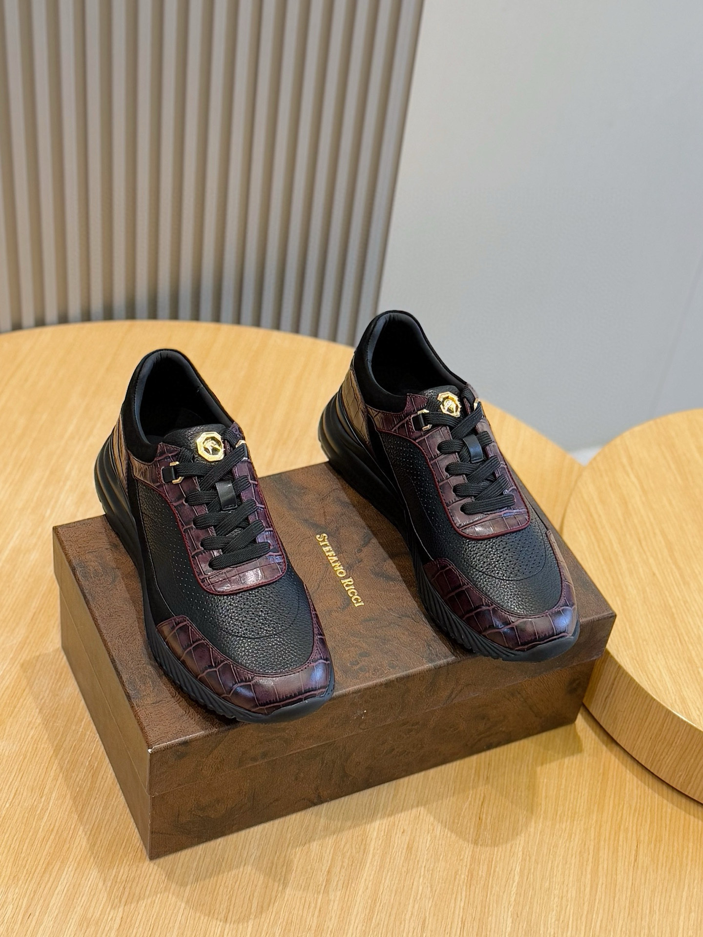 NO:346008,Stefano Ricci/Stefanlao.Cow reverse velvet and calfskin Oxfords This SR Oxford uses precious calfskin and flexible sole design and handsome lace-up style, making it the finishing touch of fashionable and casual style. Size: 39-44 (customized by 38.45), cowhide19860909Stefano Ricci/史蒂芬劳.牛反绒皮和小牛皮牛津鞋 这款SR牛津鞋采用珍贵的小牛皮和,柔性鞋底设计,俊朗的系带款式,使之成为时尚休闲造型的点睛之笔. Size:39-44(38.45定做）,,cowhide,Men's shoes