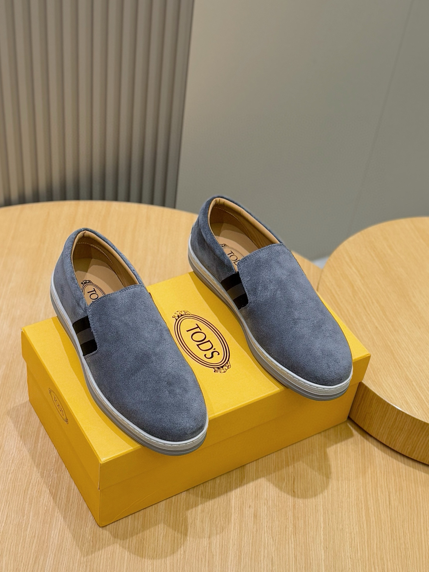 NO:345298,TOD’S Men’s Suede Leather Loafers This loafer is made of soft suede leather, with exquisite embellishment, horizontal stripe decoration and TOD’S letter printing, and the heel is decorated with rubber beans. Rubber sole is equipped with raffia inlays and raised rubber beans. Imported cowhide + cowhide Size: 39-44 (customized by 38.45) Leather surface, cow velvet, Tod's, loafers, cowhide19860909TOD’S 男士绒面皮革乐福鞋 本款乐福鞋以柔软的绒面皮革制成,点缀精巧 横条装饰和TOD‘S字母印花,后跟点缀橡胶豆 豆.橡胶鞋底设有拉菲草嵌边和凸起橡胶豆豆. 进口牛皮+牛皮内里 Size:39-44(38.45定制） 皮面,牛绒,,Tod's,loafers,cowhide,Men's shoes