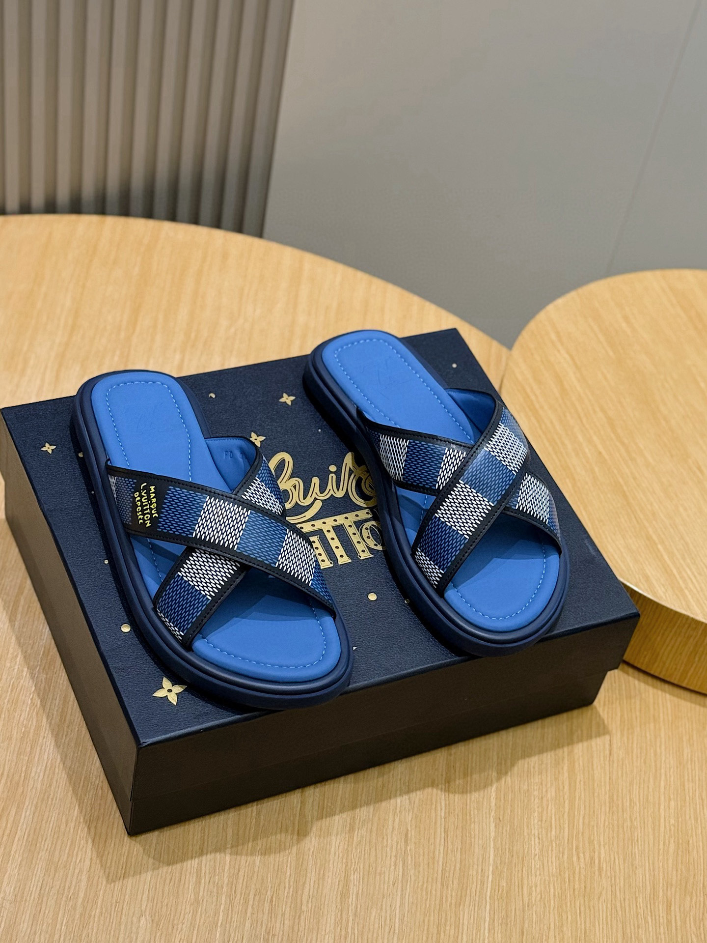 NO:355780,L Home Waterfront Sandals are renovated and come back. The iconic monogram pattern of canvas upper. Made of waterproof rubber, paired with a comfortable and tough outsole, light and flexible outsole imprint logo. Size: 39-44 (customized by 38.45),,louis vuitton19860909L家Waterfront凉拖焕新回归 鞋面帆布标志性的monogram图案.由防水橡胶制成,搭配舒适韧性大底,轻盈灵活的外底压印标识 Size:39-44(38.45定做）,,louis vuitton,Men's shoes