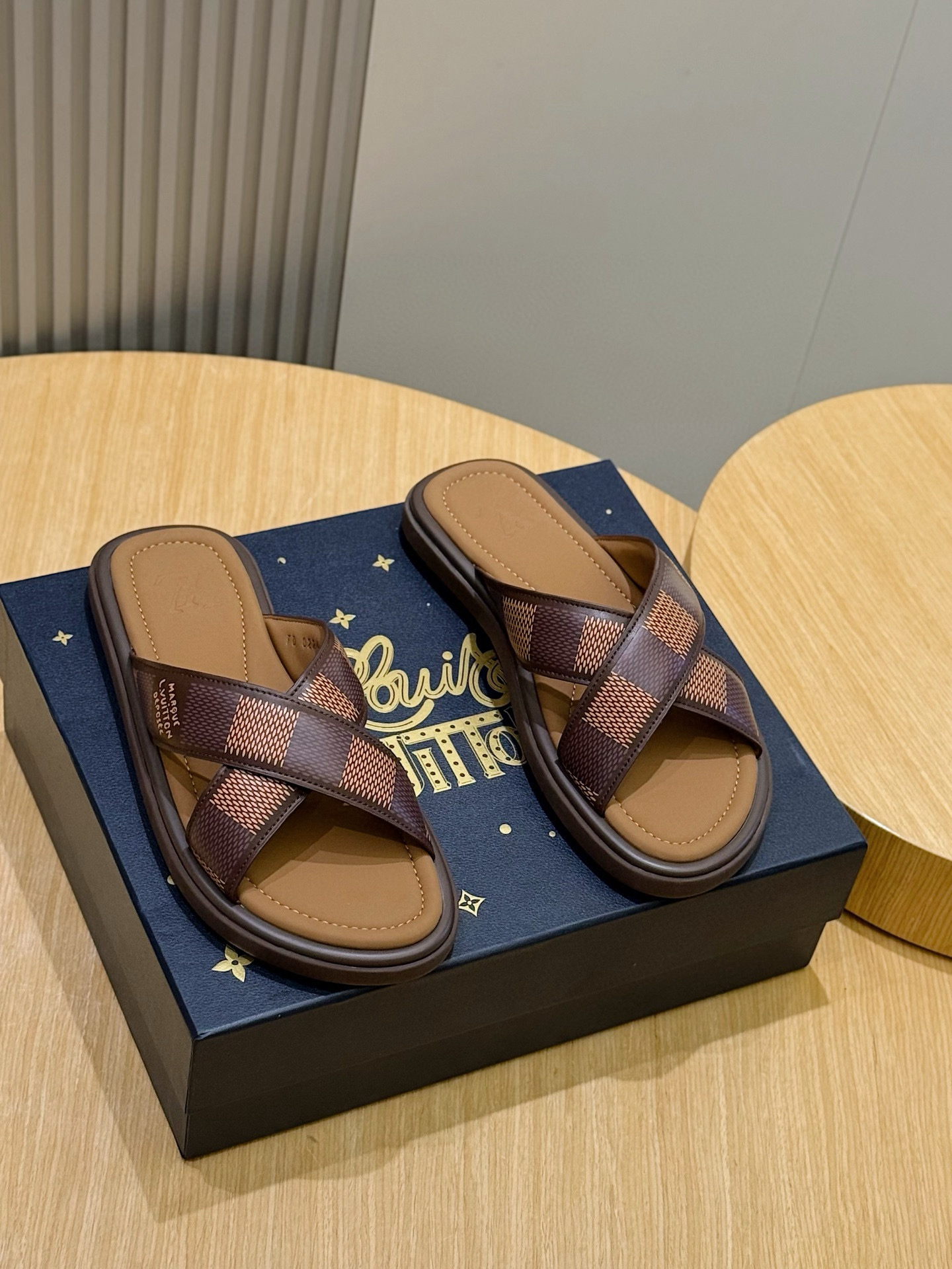 NO:345227,L Home Waterfront Sandals are renovated and come back. The iconic monogram pattern of canvas upper. Made of waterproof rubber, paired with a comfortable and tough outsole, light and flexible outsole imprint logo. Size: 39-44 (customized by 38.45),,louis vuitton19860909L家Waterfront凉拖焕新回归 鞋面帆布标志性的monogram图案.由防水橡胶制成,搭配舒适韧性大底,轻盈灵活的外底压印标识 Size:39-44(38.45定做）,,louis vuitton,Men's shoes