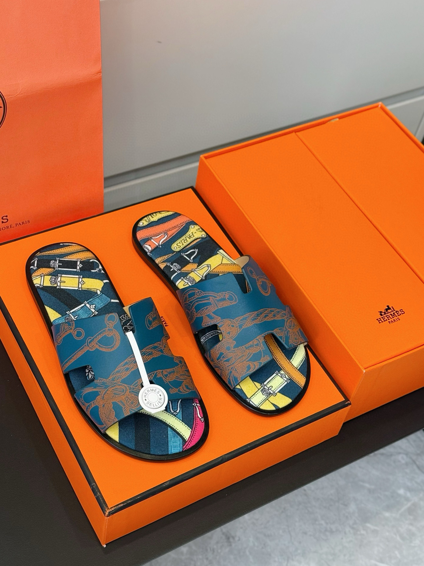 NO:351548,Hermes classic men's slippers - top leather outsole. The style is classic and can stand the test. Imported calfskin upper + cowhide inner + Italian leather outsole Size39-44 (38.45 custom made, hermes, slippers, cowhide, Leather soles19860909Hermes经典男拖鞋-顶级真皮大底 款式经典传久,经得起考验. 进口小牛皮鞋面+牛皮内里+意大利真皮大底 Size39-44（38.45定做,,hermes,slippers,cowhide,Leather soles,Men's shoes