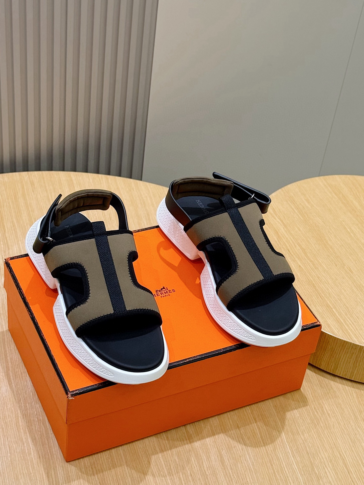 NO:351563,Herme*H Electric Men's Sandals - Original Replica, Outsole Private Model, Each color corresponds to the same color as the original. Those who know the goods come with the ultra-light sole adopts a contrasting color design, making the feet feel comfortable to scream!  Calfskin. Suede, cowhide footbed, private molded large sole Size: 39-44 (38.45 46 customized), hermes, sandals, cowhide, chamois leather19860909Herme*H家Electric男款凉鞋-原版复刻 大底私模,每个颜色对应的大底颜色跟原版一样的.懂货的来 超轻鞋底采用对比色设计,脚感舒适到尖叫！ 小牛皮.麂皮,牛皮垫脚,私模大底 Size:39-44(38.45 46定做）,,hermes,sandals,cowhide,chamois leather,Men's shoes