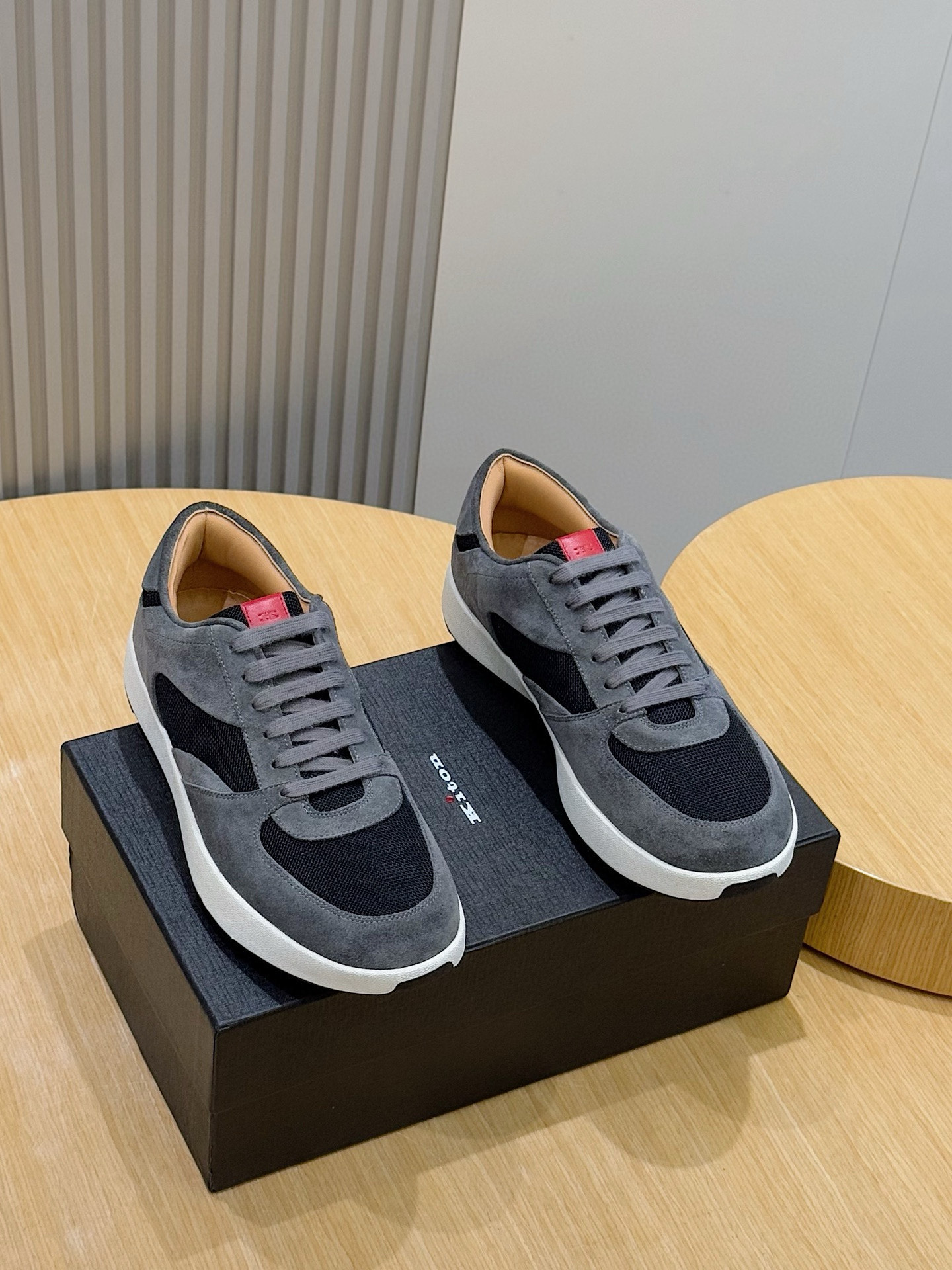 NO:349881,Dongguan. Purchase level Top version (Kiton) 2025 Spring and Summer New Fashion European version Italian high-end casual men's sneakers Shoes Recommended shoes, high-quality style highlights taste, and excellent wearing experience supports your comfortable daily life. Peugeot red shoe logo is not only high-value, but also has breathable, anti-slip and wear-resistant properties, both beautiful and practical - suitable for outdoor veteran drivers to drive shoes - Size: 39-44 (38.45 customized),, sneakers19860909东莞产.代购级 顶级版本（Kiton）2025 春夏新时尚 欧版意大利高端休闲 男士运动鞋 鞋款推荐,优质的版型凸显品味,绝佳穿着体验支撑你舒适日常生活,标致的红色鞋标 不仅高颜值,时髦指数爆表；还具备透气防滑耐磨属性,美观与实用兼具 -适户外老司机驾车鞋 -码数Size:39-44(38.45定制）,,sneakers,Men's shoes