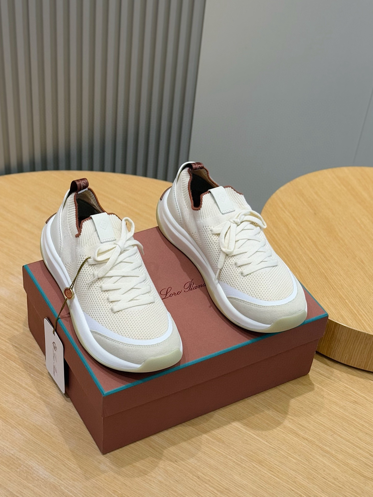 NO:648291,Size: 39-44 (customized at 38.45) Loro Piana Men's 410 Walk Wish Sneakers This sneaker redefines the iconic LP with a modern perspective, using a new shape and wider silhouette design to create an extraordinary comfortable wearing experience. The ultra-light sole creates a charming modern aesthetic, Wish wool pique knitted upper, with elegant lining, soft suede on the toe and soft leather on the heel. Treated by Storm System to adapt to all weather conditions.  Bag-like structure The upper adopts a classic slip-on structure and is equipped with extra laces to comfortably wrap your feet. The sole is made of lightweight and soft material to absorb the pressure caused by the impact of walking. The bottom adopts a new elegant design, casual shoes/sports shoes, loro piana, loro piana, sneakers19860909Size:39-44（38.45定做） Loro Piana男士410 Walk Wish运动鞋 这款运动鞋以现代视角重新定义标志性 LP,采用全新外形和更宽大的廓形设计,营造超凡舒适的穿着体验.超轻鞋底营造迷人的现代美感,Wish羊毛珠地针织鞋面,搭配考究衬里,鞋头设有柔软绒面革,鞋跟点缀柔软皮革.经Storm System处理,适应各种天气情况. 袋状结构 鞋面采用经典套穿式结构,配有额外鞋带一舒适包裹双脚鞋底采用轻盈柔软材料制成,可吸收走路冲击带来的压力底面采用全新优雅设计,休闲鞋/运动鞋,loro piana,loro piana,sneakers,Women's Shoes