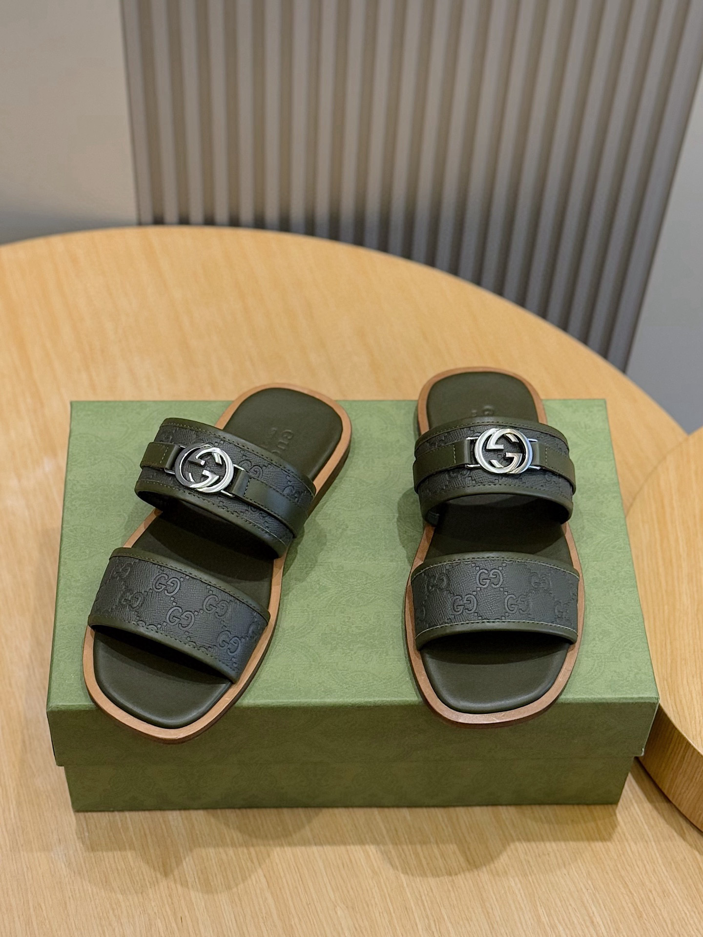 NO:345316,Gucc Men's interlocking double G-troller Lido series, design inspired by the Italian coast's summer style and beach club. This low-key and restrained shoe is made of comfortable and glossy leather, embellished with round interlocking double G logo, highlighting the classic style. This black sandals are exquisitely embellished with palladium-gold accessories, adding more elegant charm. Imported cowhide + cowhide inner + Italian genuine leather sole Size: 39-44 (customized for 38.45),,gucci,cowhide19860909Gucc 男士互扣式双G拖 Lido系列,设计灵感源自意大利海岸的夏日风情和海滩俱乐部.这款低调内敛的鞋履选用舒适光面皮革匠心打造,缀饰圆形互扣式双G标识,彰显经典风范.这款黑色凉拖匠心缀饰钯金色调配件,更添雅致魅力. 进口牛皮+牛皮内里+意大利真皮底 Size:39-44（38.45定做）,,gucci,cowhide,Men's shoes