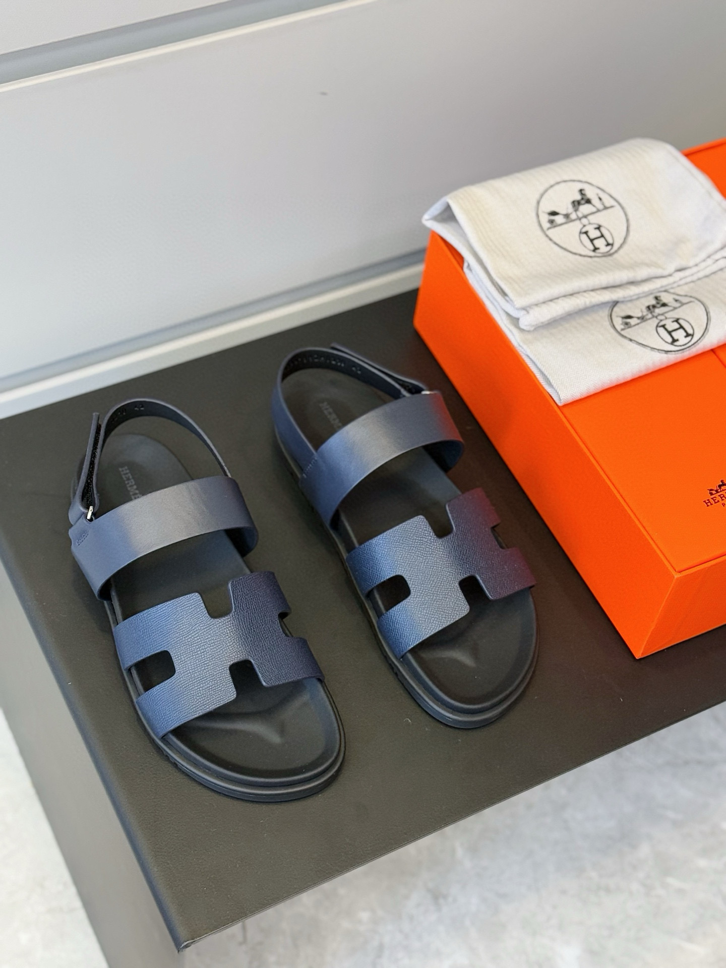 NO:349860,Dongguan-made. Purchasing grade (Hermes. Hermes) Second Uncle Sandals Men's Sandals. The original version is purchased and disassembled, imported cowhide upper, and all colors are no different from the original version. The top version, Chypre Second Uncle Sandals. It is easy to match with the feet!  Imported cowhide + cowhide inner lining + rubber non-slip sole - suitable for outdoor drivers driving shoes - Size: 39-44 (38.45 customized),, hermes, hermes, sandals, cowhide19860909东莞产.代购级（爱马仕.Herme）二舅凉拖男士凉鞋 原版购入拆解,进口牛皮鞋面,所有颜色均与原版无差别.顶级版本,Chypre二舅凉鞋. 上脚好搭配！ 进口牛皮+牛皮内里+橡胶防滑大底 -适户外司机驾车鞋 -码数Size:39-44(38.45定做）,,hermes,hermes,sandals,cowhide,Men's shoes