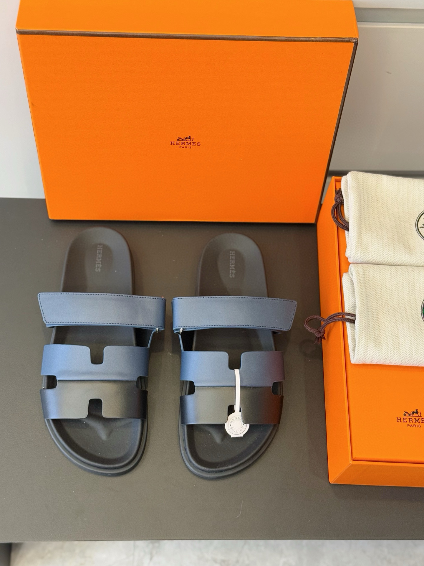 NO:356065,Herme* H Family Chypre Couple Second Uncle Sandals Calfskin functional style sandals. Paired with ergonomic rubber sole and adjustable straps. The design is simple and smooth, creating a comfortable and casual look. All cowhide upper + cowhide inner footbed + rubber outsole Size: 35-45 (35.45 Custom made, hermes, sandals, cowhide19860909Herme* H家 Chypre情侣款二舅凉鞋 小牛皮机能风凉鞋.搭配人体工学橡胶鞋底和可调节袢带.设计简约流畅,打造舒适休闲造型. 全牛皮鞋面+牛皮内里垫脚+橡胶大底 Size:35-45(35.45定做,,hermes,sandals,cowhide,Men's shoes