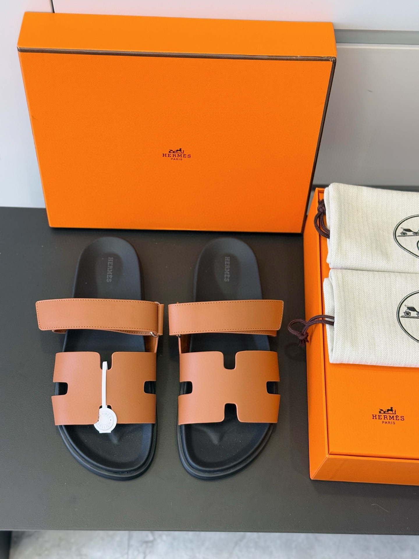 NO:356085,Herme* H Family Chypre Couple Second Uncle Sandals Calfskin functional style sandals. Paired with ergonomic rubber sole and adjustable straps. The design is simple and smooth, creating a comfortable and casual look. All cowhide upper + cowhide inner footbed + rubber outsole Size: 35-45 (customized by 35.45), hermes, sandals, cowhide19860909Herme* H家 Chypre情侣款二舅凉鞋 小牛皮机能风凉鞋.搭配人体工学橡胶鞋底和可调节袢带.设计简约流畅,打造舒适休闲造型. 全牛皮鞋面+牛皮内里垫脚+橡胶大底 Size:35-45(35.45定做）,,hermes,sandals,cowhide,Men's shoes