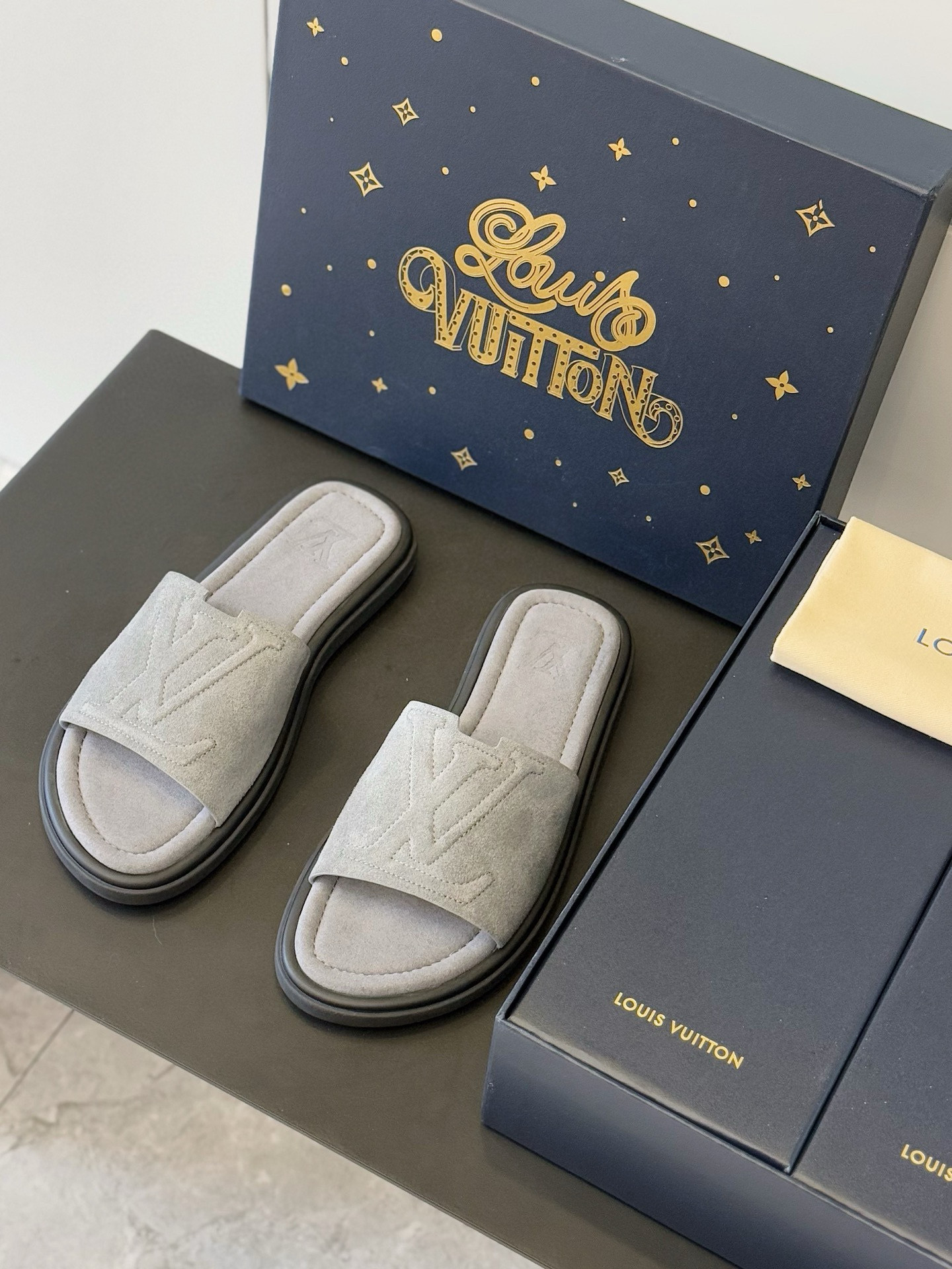 NO:355797,Louv Waterfront Sandals are rejuvenated and come back with the iconic monogram pattern of canvas on the upper. Made of waterproof rubber, paired with a comfortable and tough outsole, light and flexible outsole imprint logo Size: 39-44 (customized by 38.45),19860909Louv家Waterfront凉拖焕新回归 鞋面帆布标志性的monogram图案.由防水橡胶制成,搭配舒适韧性大底,轻盈灵活的外底压印标识 Size:39-44(38.45定做）,,Men's shoes